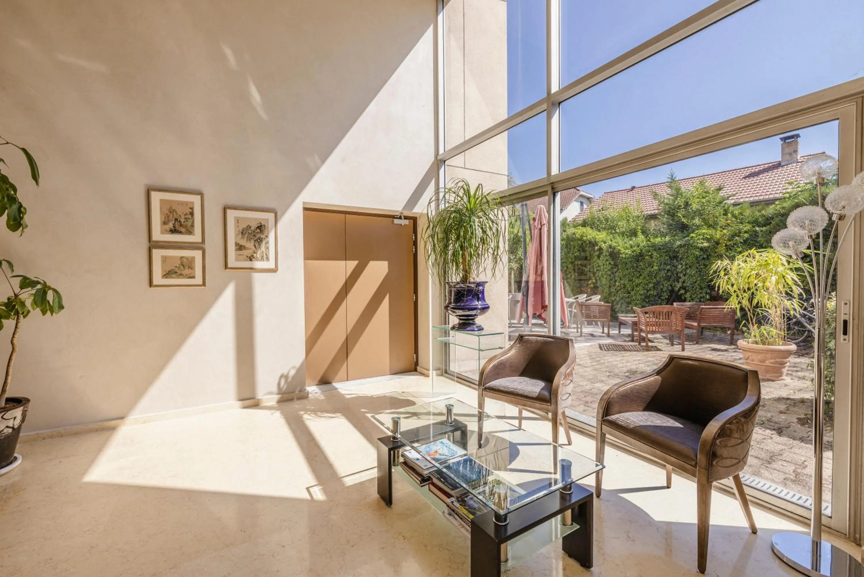 Seating area in Hôtel Les Trois Roses, Meylan Grenoble