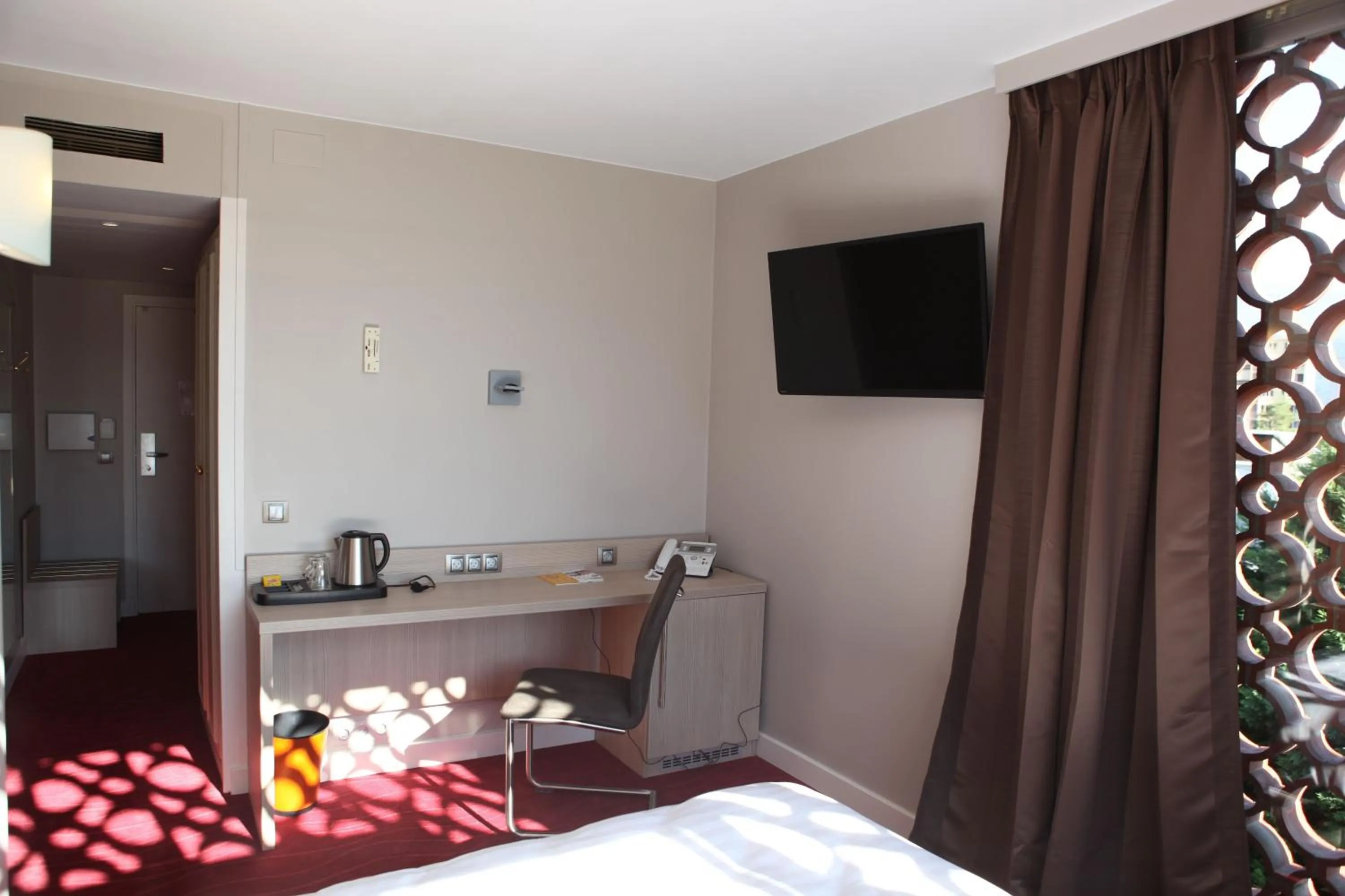 Seating area, Bed in Hôtel Les Trois Roses, Meylan Grenoble