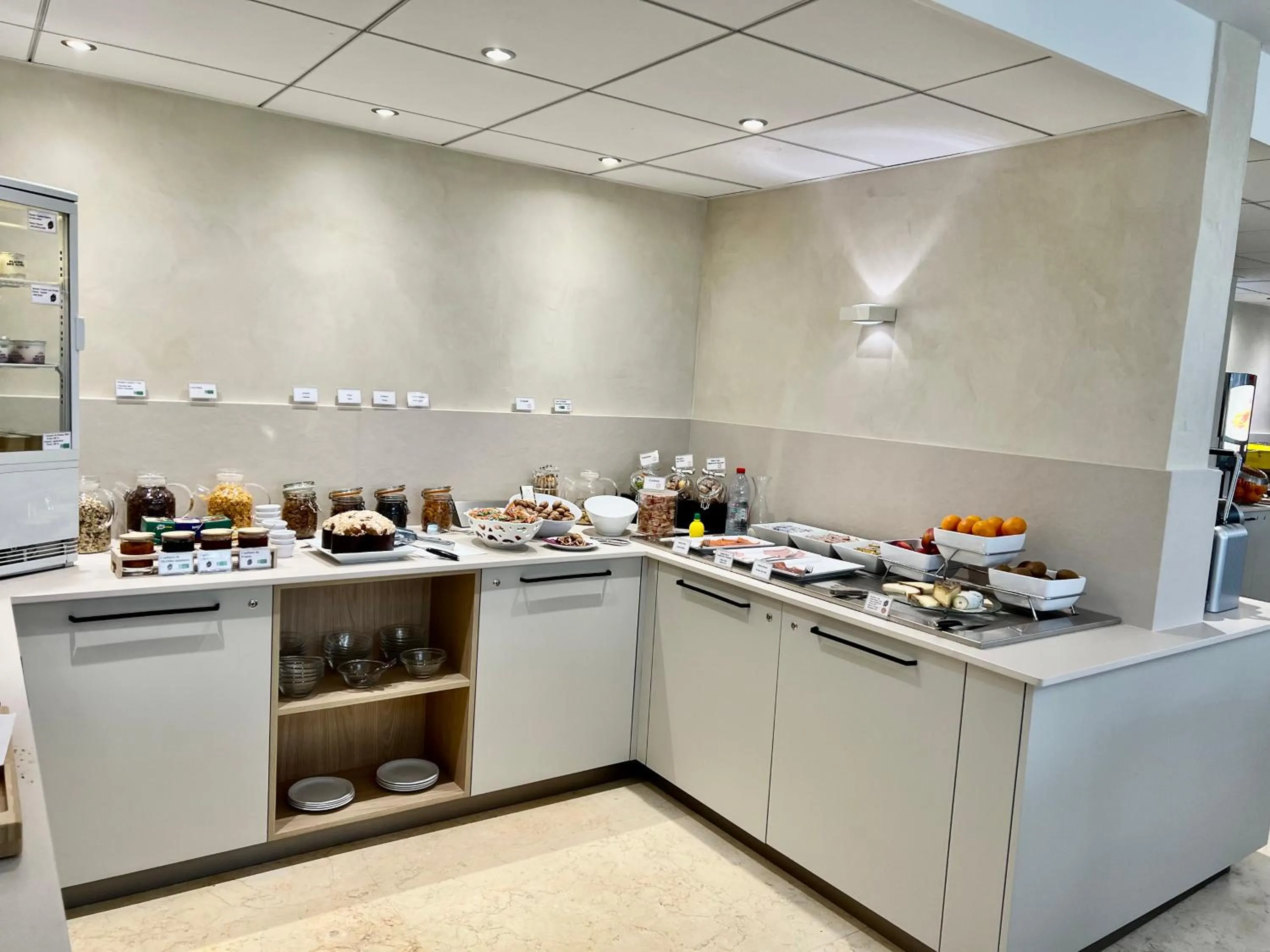 Buffet breakfast in Hôtel Les Trois Roses, Meylan Grenoble