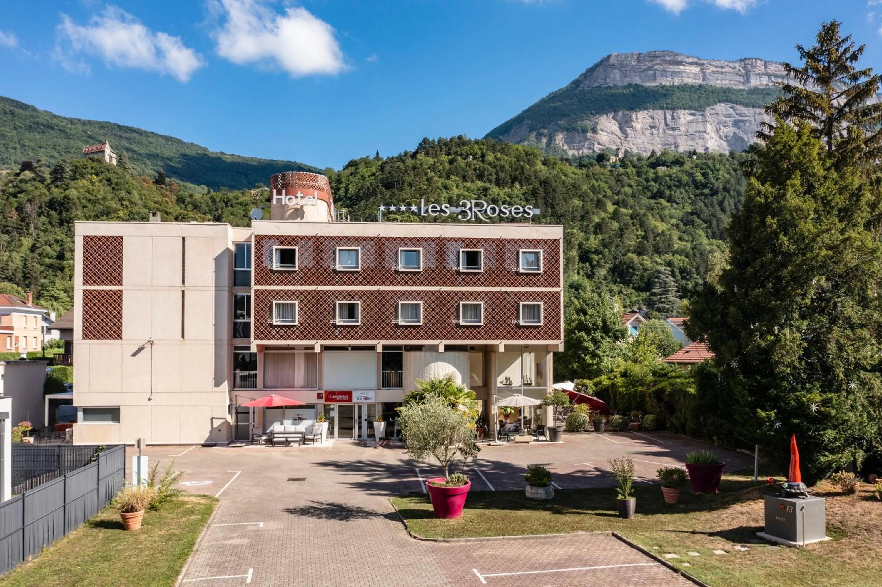 Property building in Hôtel Les Trois Roses, Meylan Grenoble