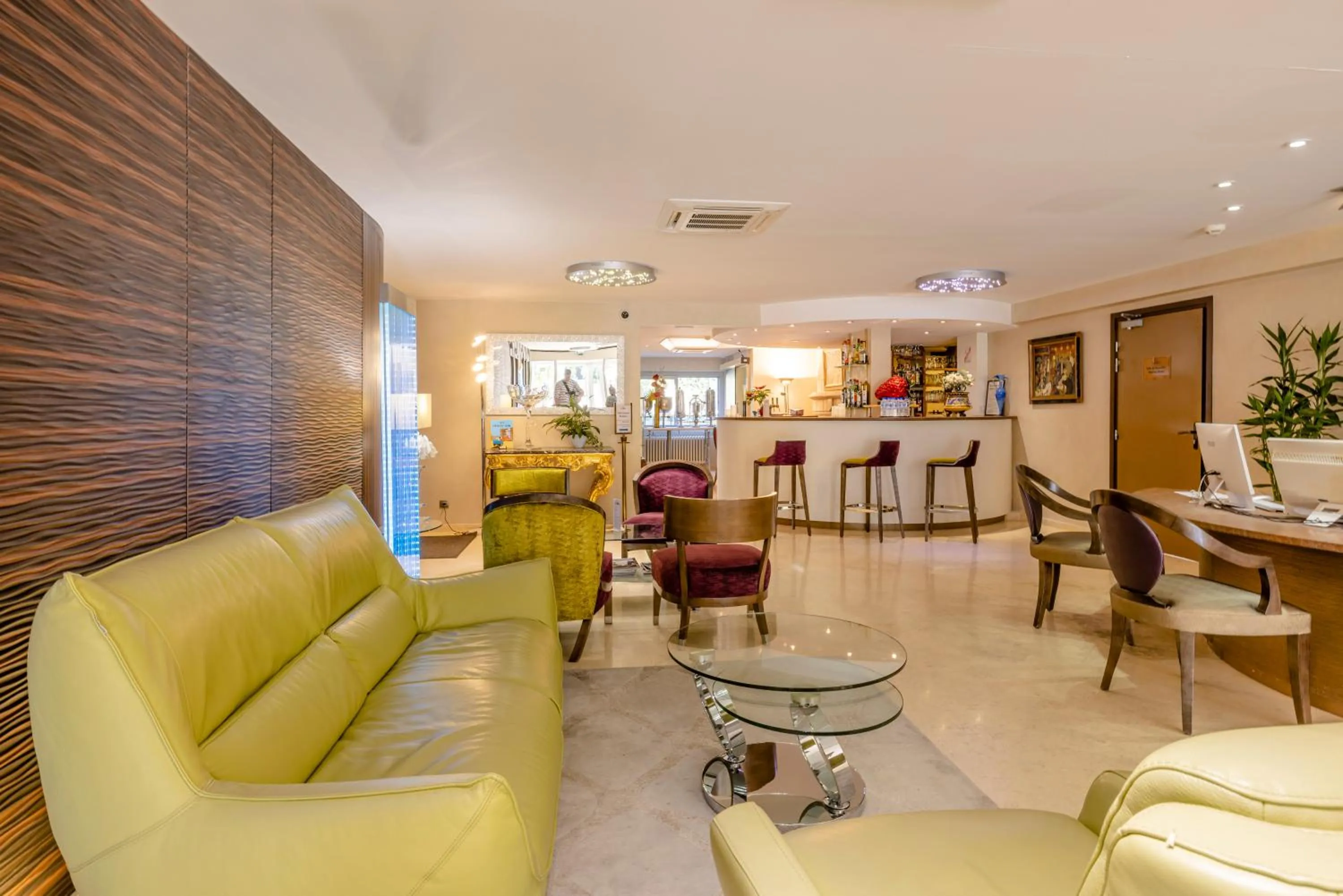 Lobby or reception in Hôtel Les Trois Roses, Meylan Grenoble