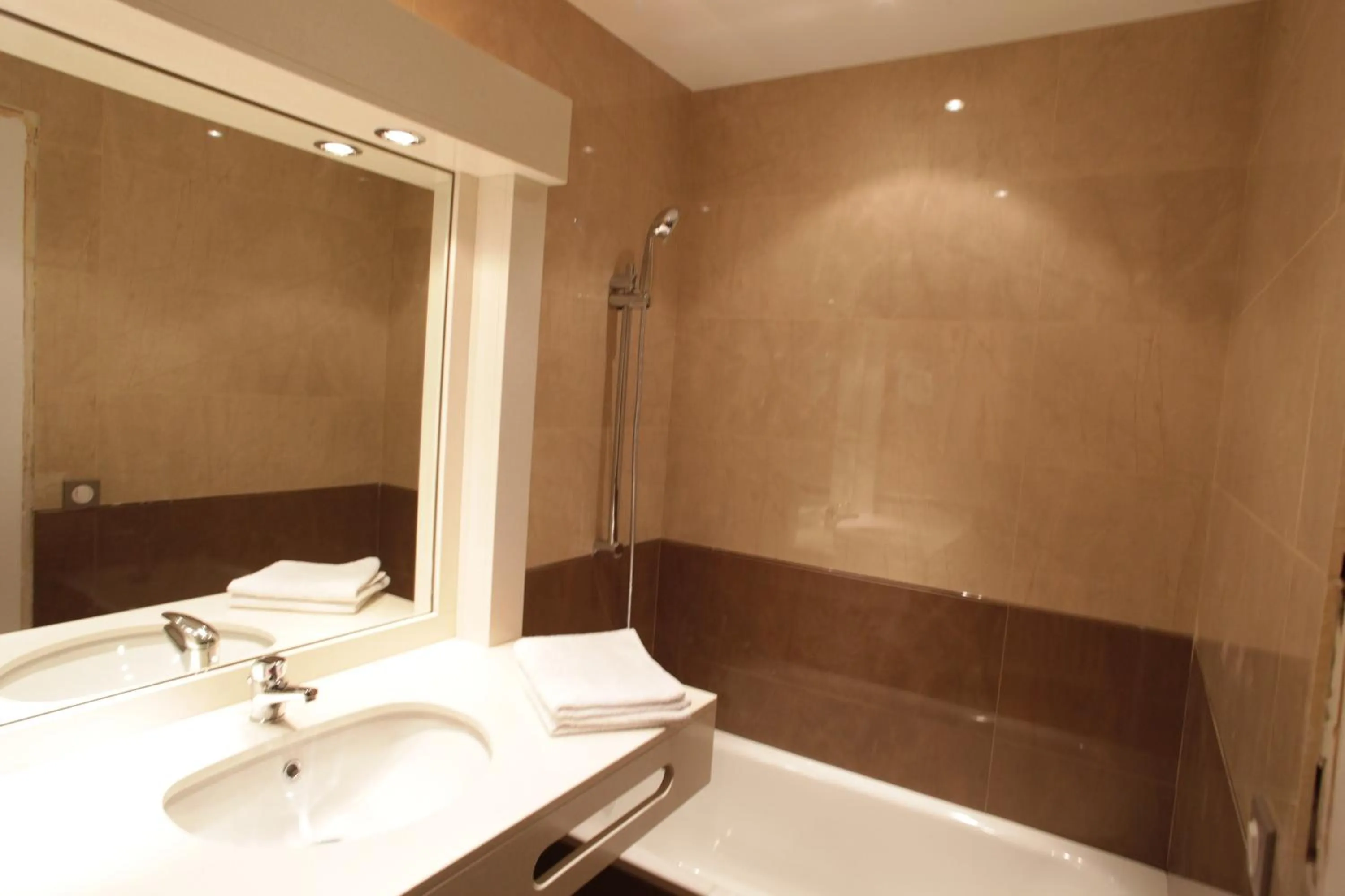 Bathroom in Hôtel Les Trois Roses, Meylan Grenoble