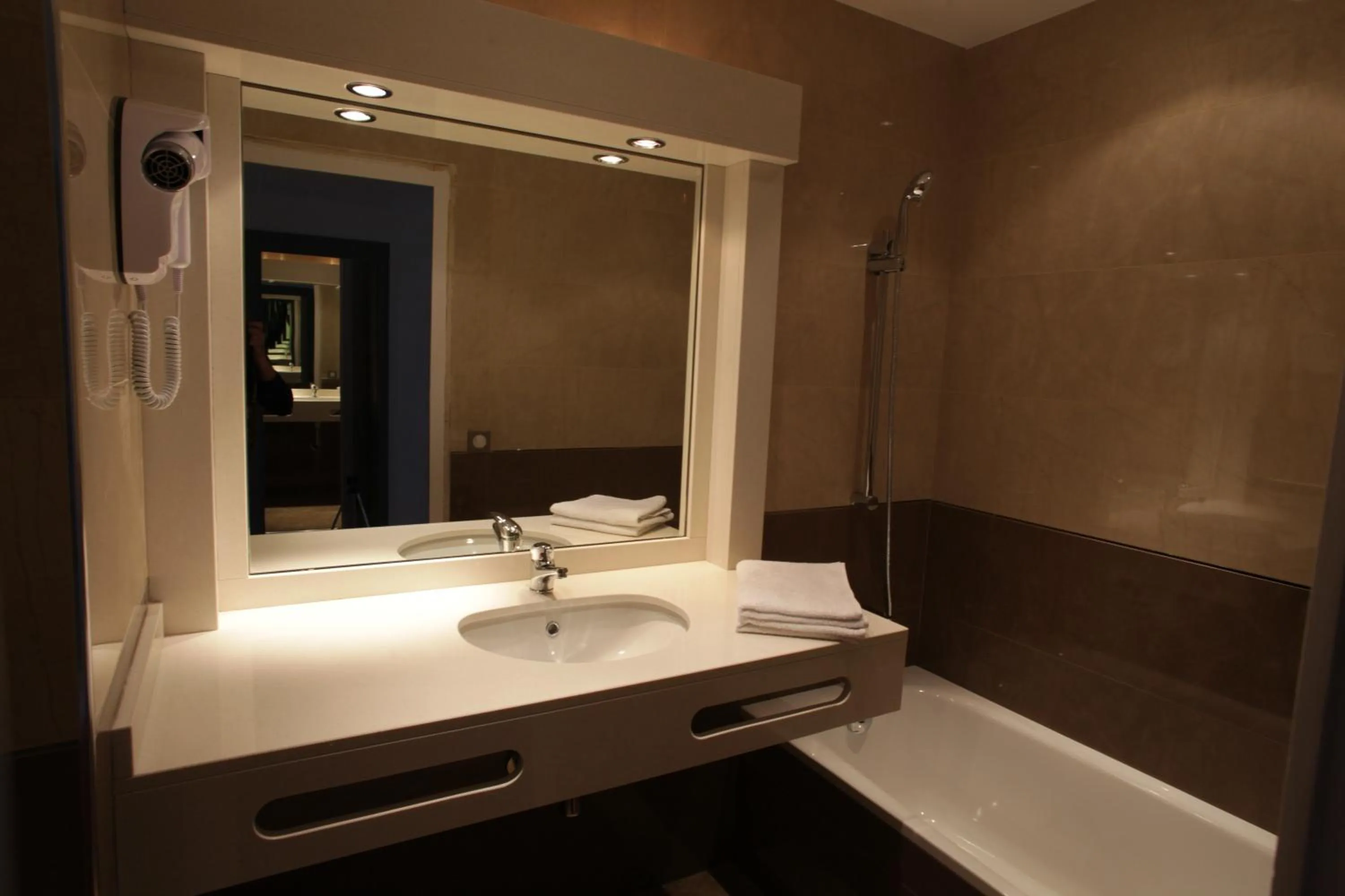 Bathroom in Hôtel Les Trois Roses, Meylan Grenoble