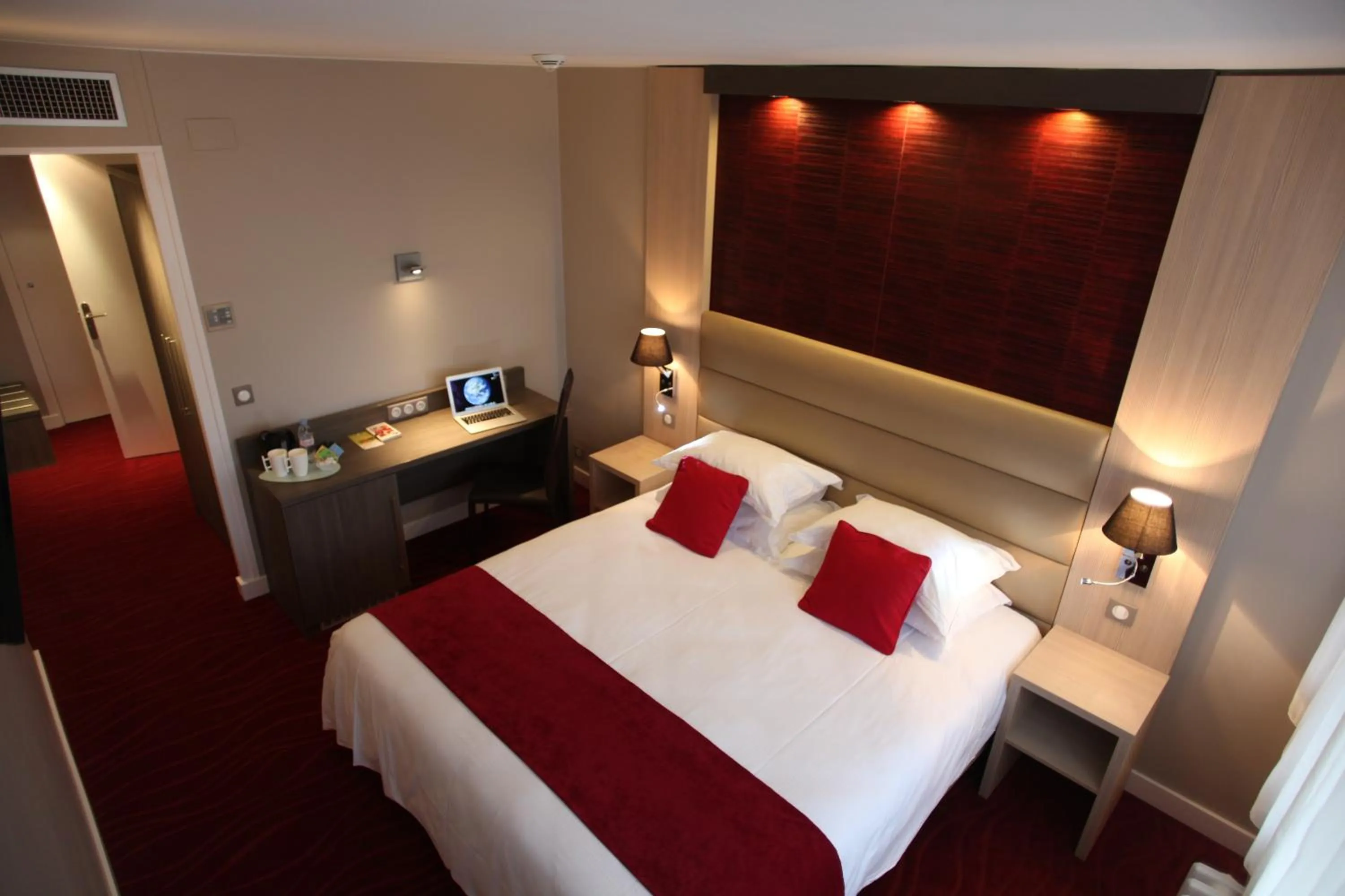 Bed in Hôtel Les Trois Roses, Meylan Grenoble