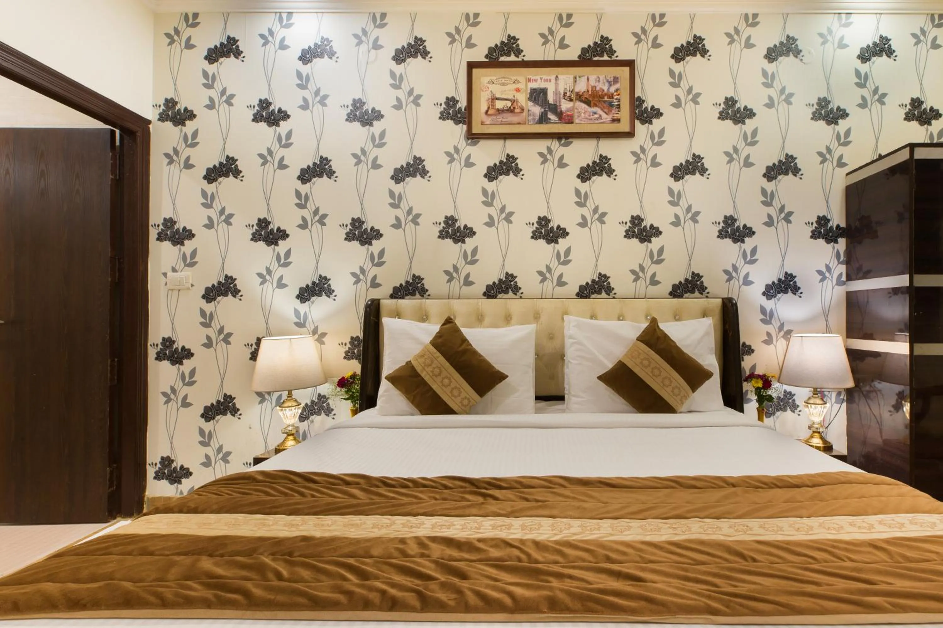 Bed in OPO Alpino Aerocity , Free Airport Pickup