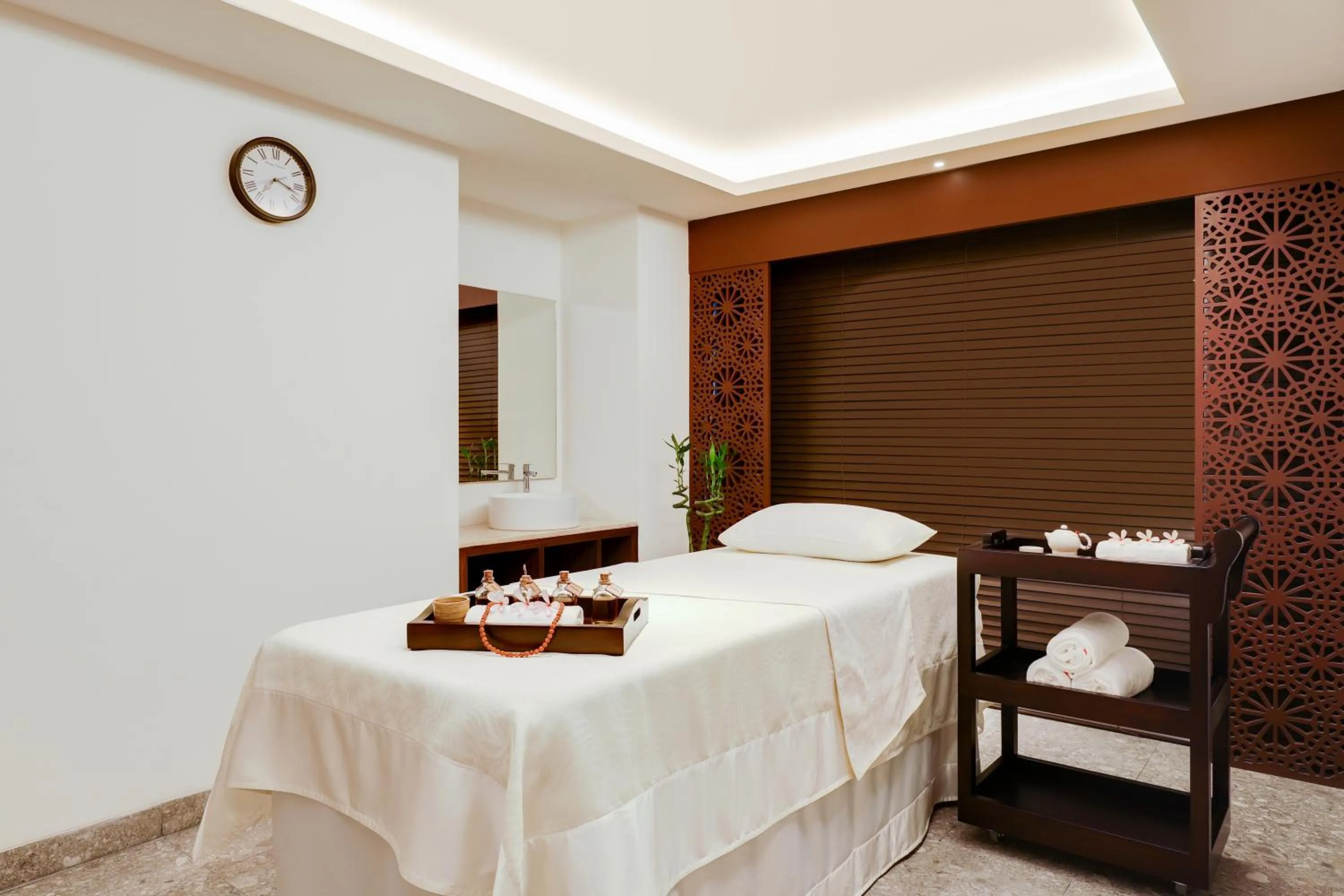 Spa and wellness centre/facilities, Bed in Lemon Tree Premier, Vijayawada