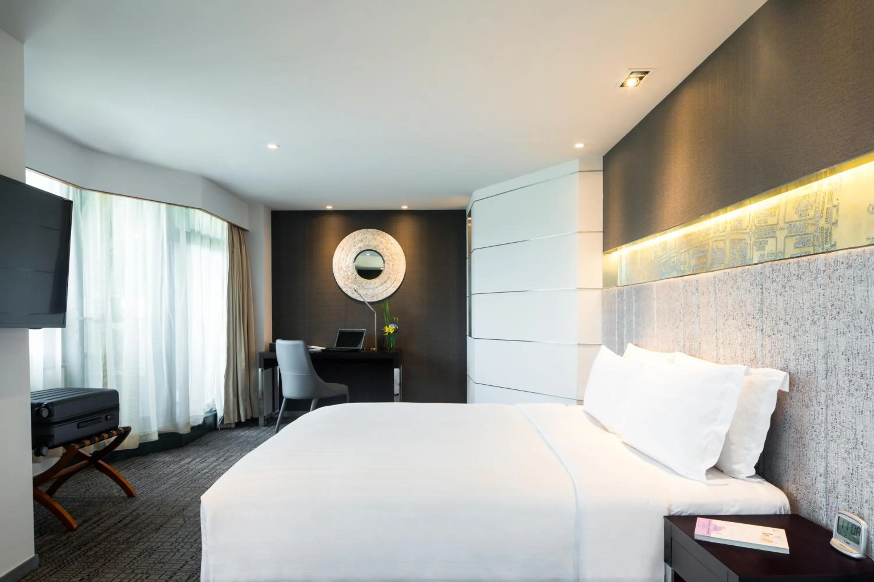 Bedroom, Bed in Grand Mercure Shanghai Hongqiao