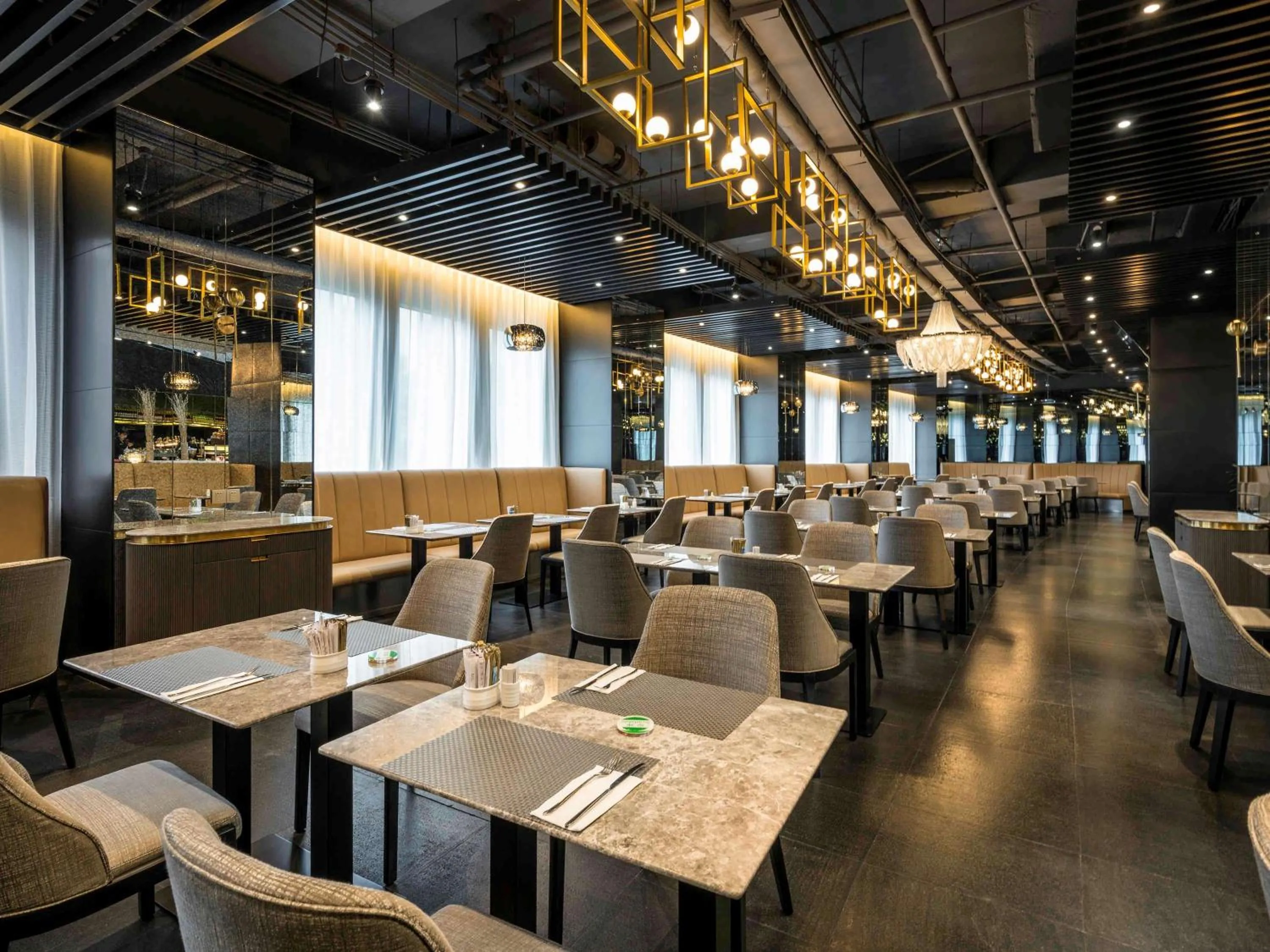 Restaurant/places to eat in Grand Mercure Shanghai Hongqiao