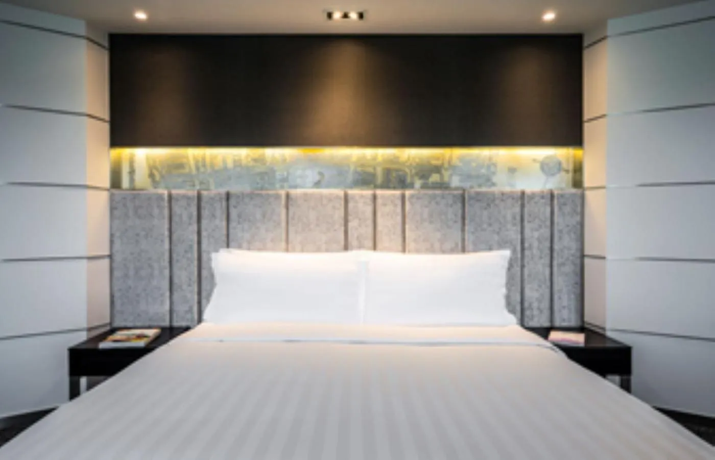 Bed in Grand Mercure Shanghai Hongqiao