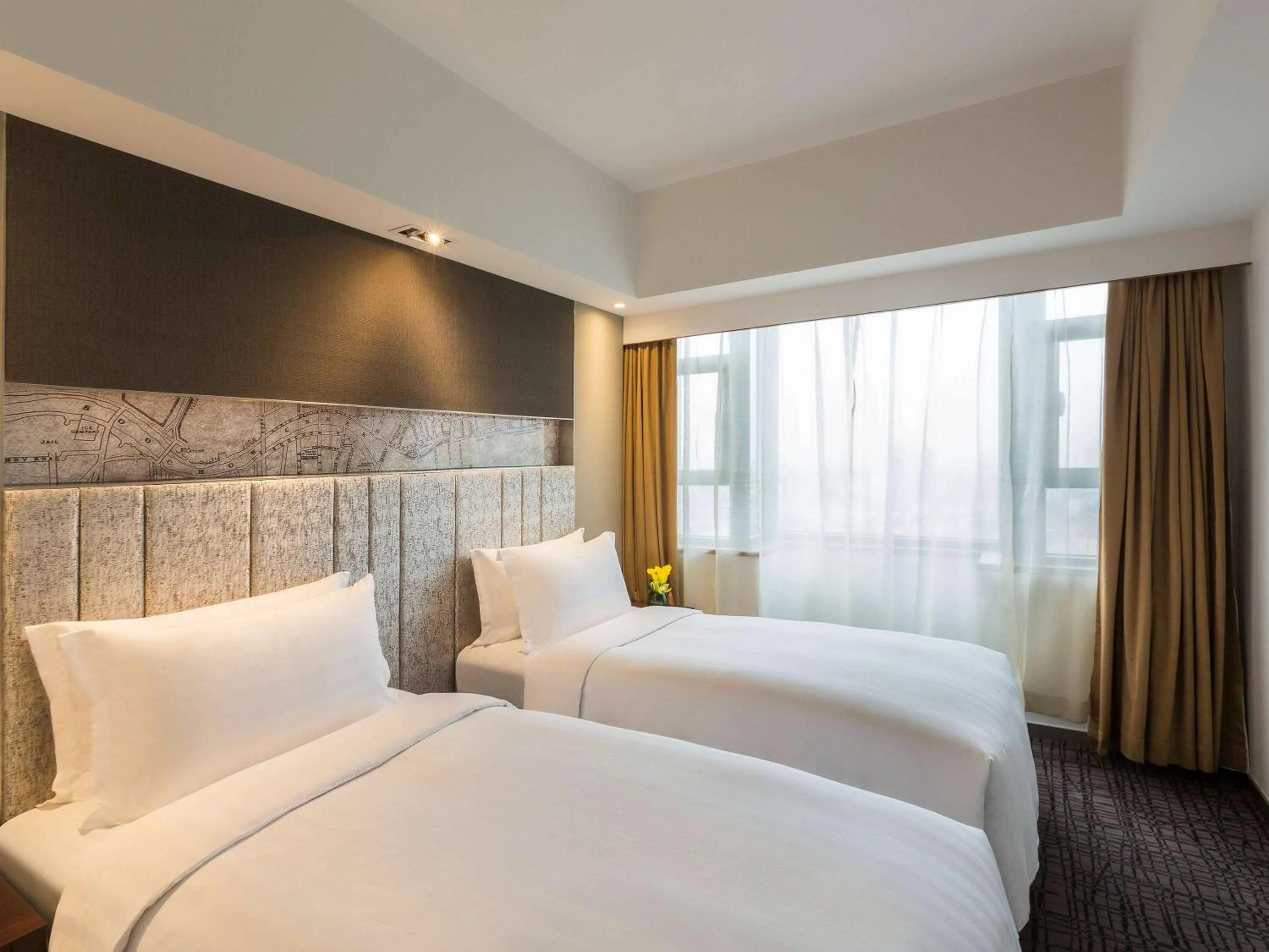 Photo of the whole room, Bed in Grand Mercure Shanghai Hongqiao