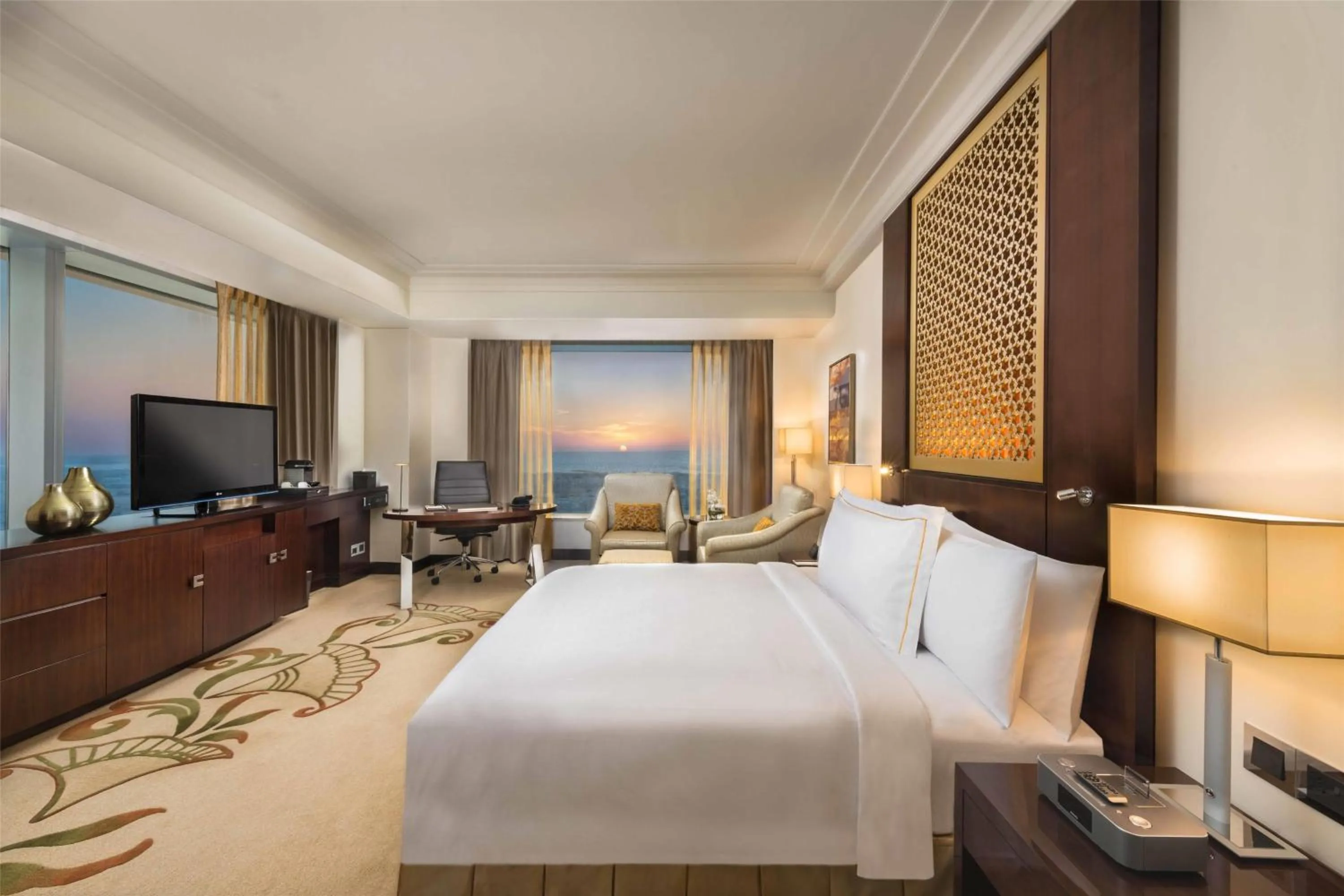 Bedroom, Bed in Conrad Dubai