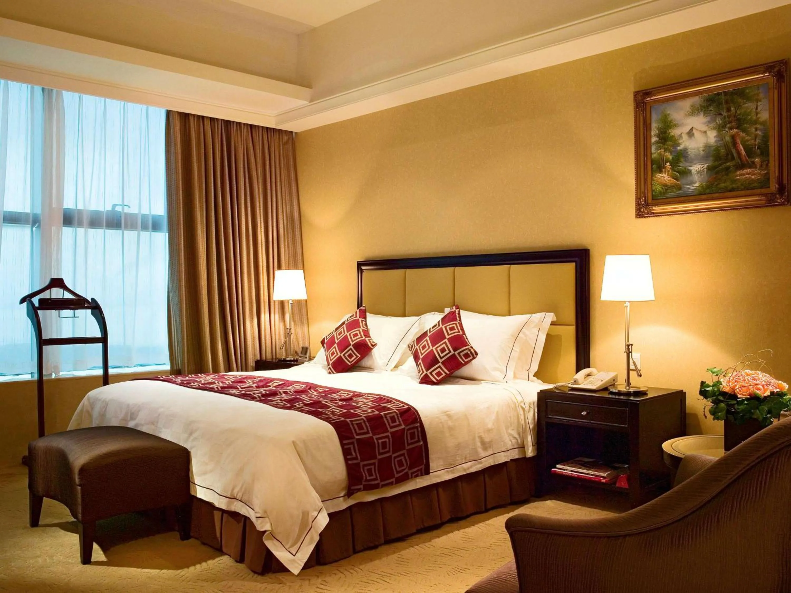 Photo of the whole room, Bed in Oriental Ginza Hotel Shenzhen