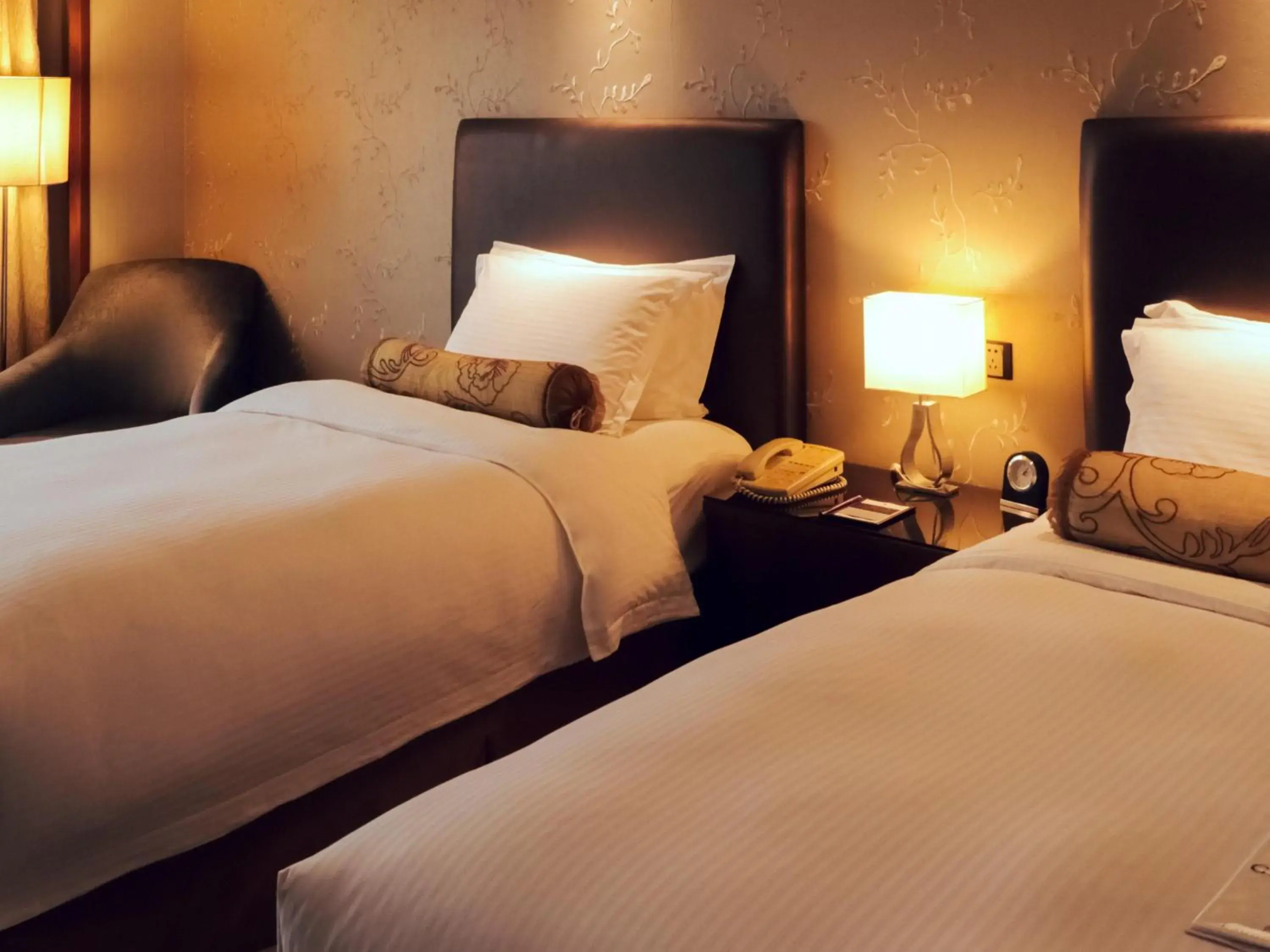 Deluxe Twin Room in Grand Mercure Beijing Central - Next to Forbidden City, Wangfujing Street, Shopping Area, two Metro Stations Deluxe Twin Room in Grand Mercure Beijing Central - Next to Forbidden City, Wangfujing Street, Shopping Area, two Metro Stations