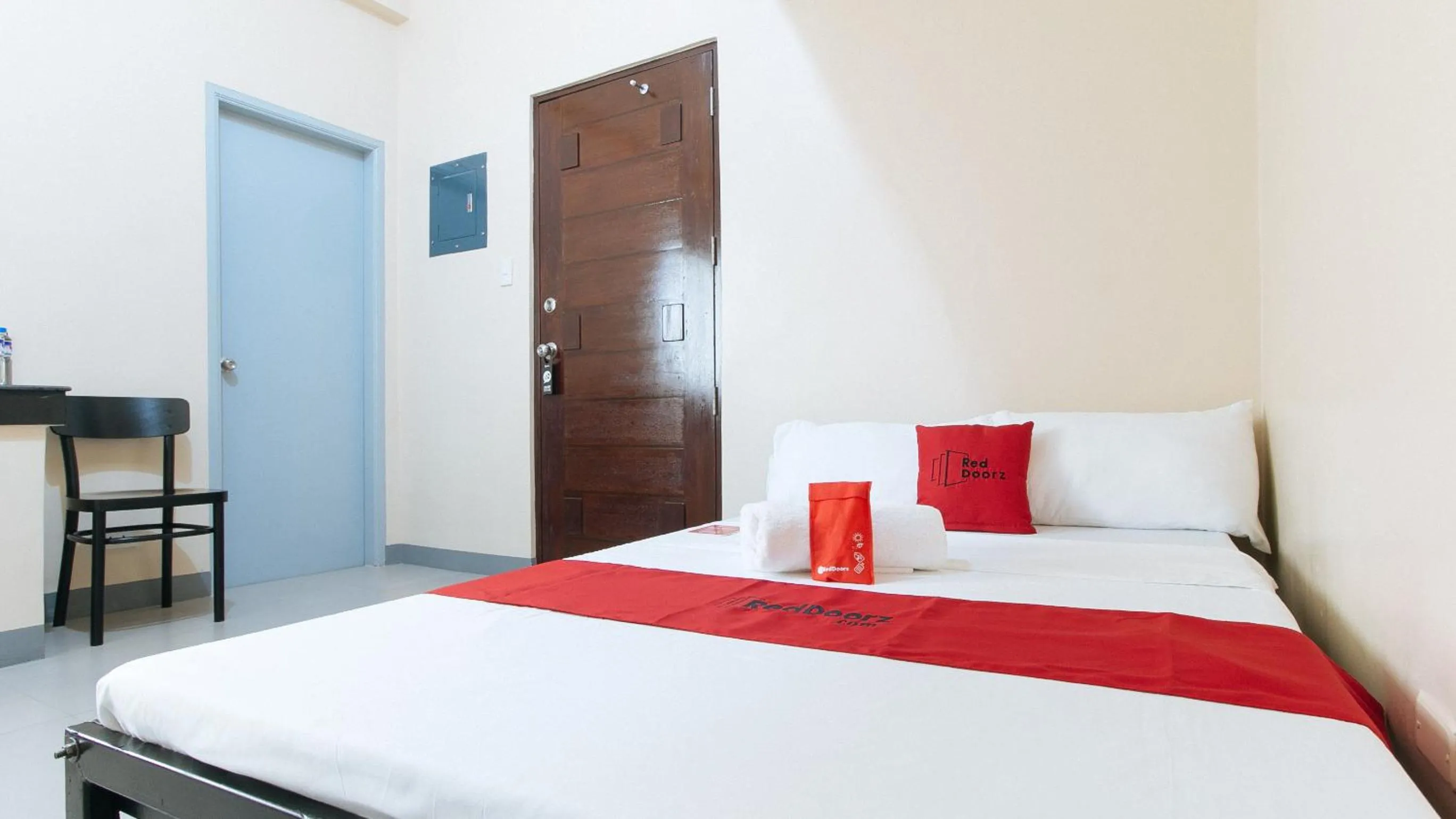 Bed in RedDoorz Plus @ Torre De Manuel Residences 1