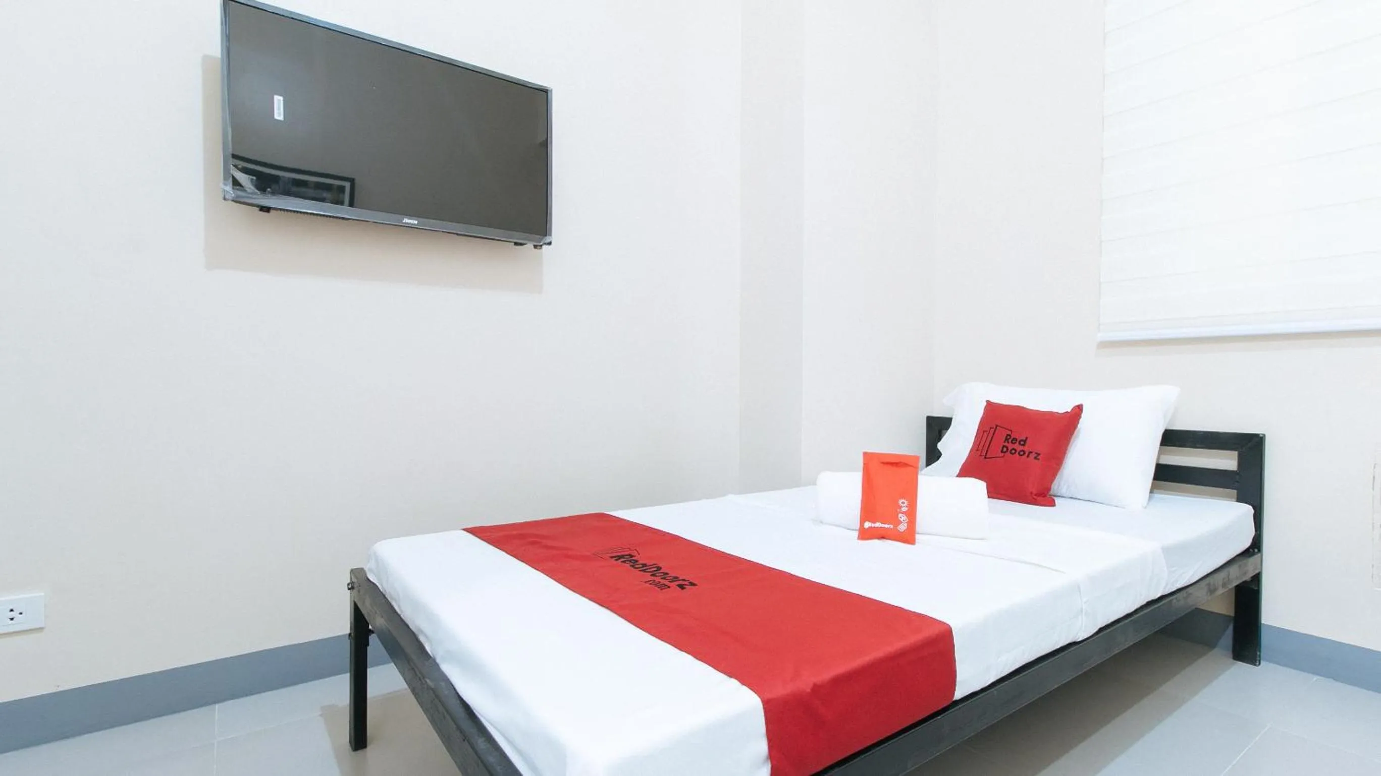 Bed in RedDoorz Plus @ Torre De Manuel Residences 1