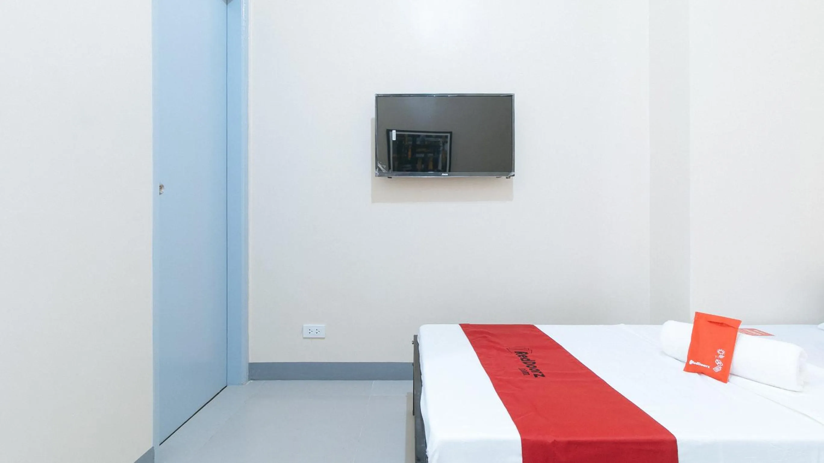 Bed in RedDoorz Plus @ Torre De Manuel Residences 1