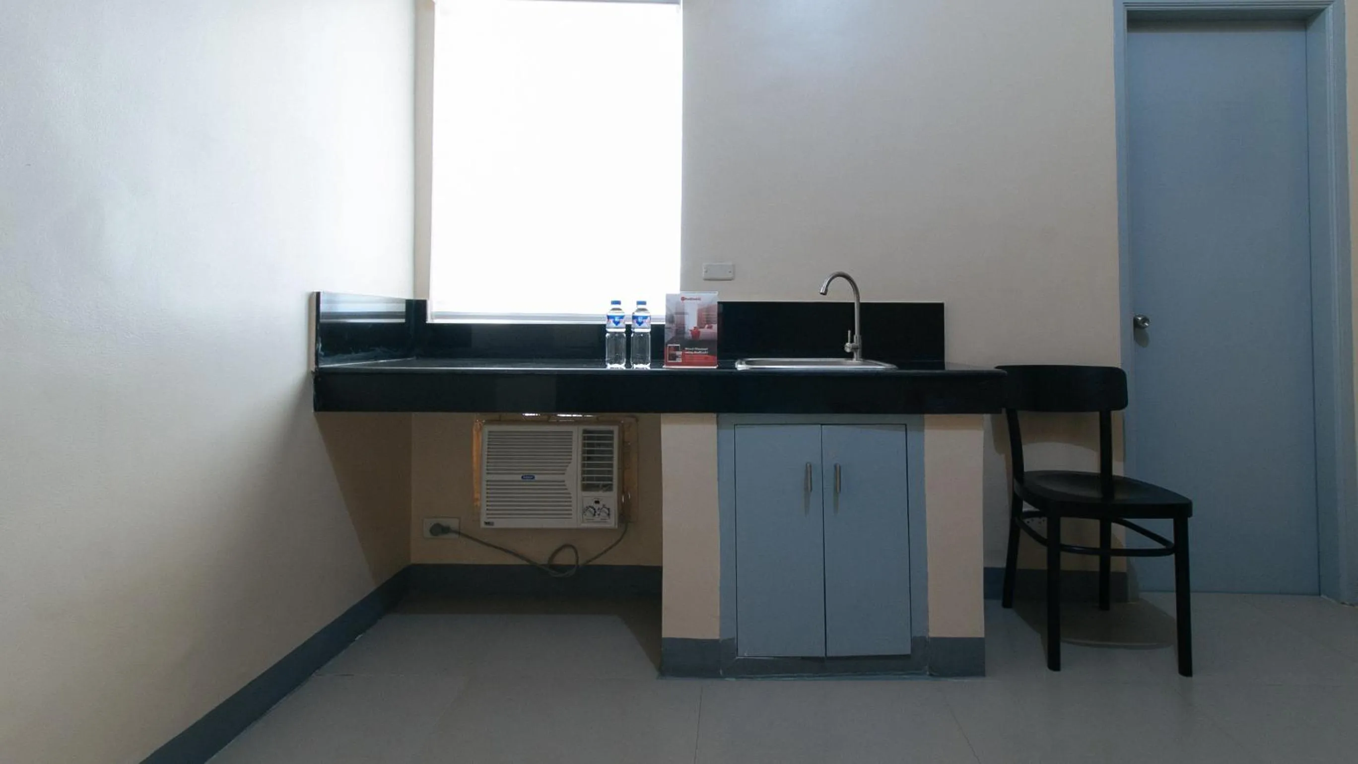 Kitchen or kitchenette in RedDoorz Plus @ Torre De Manuel Residences 1