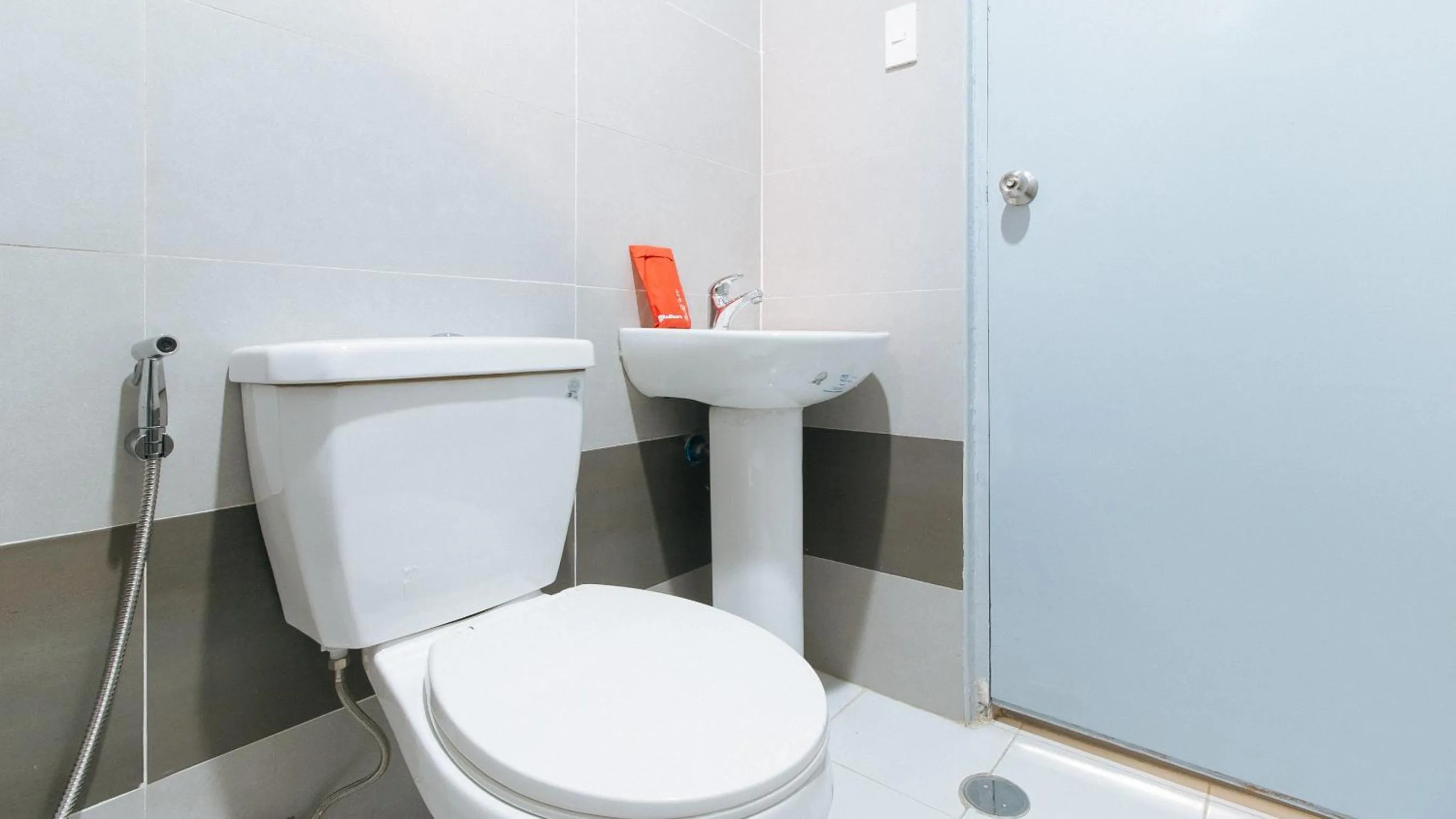 Toilet in RedDoorz Plus @ Torre De Manuel Residences 1