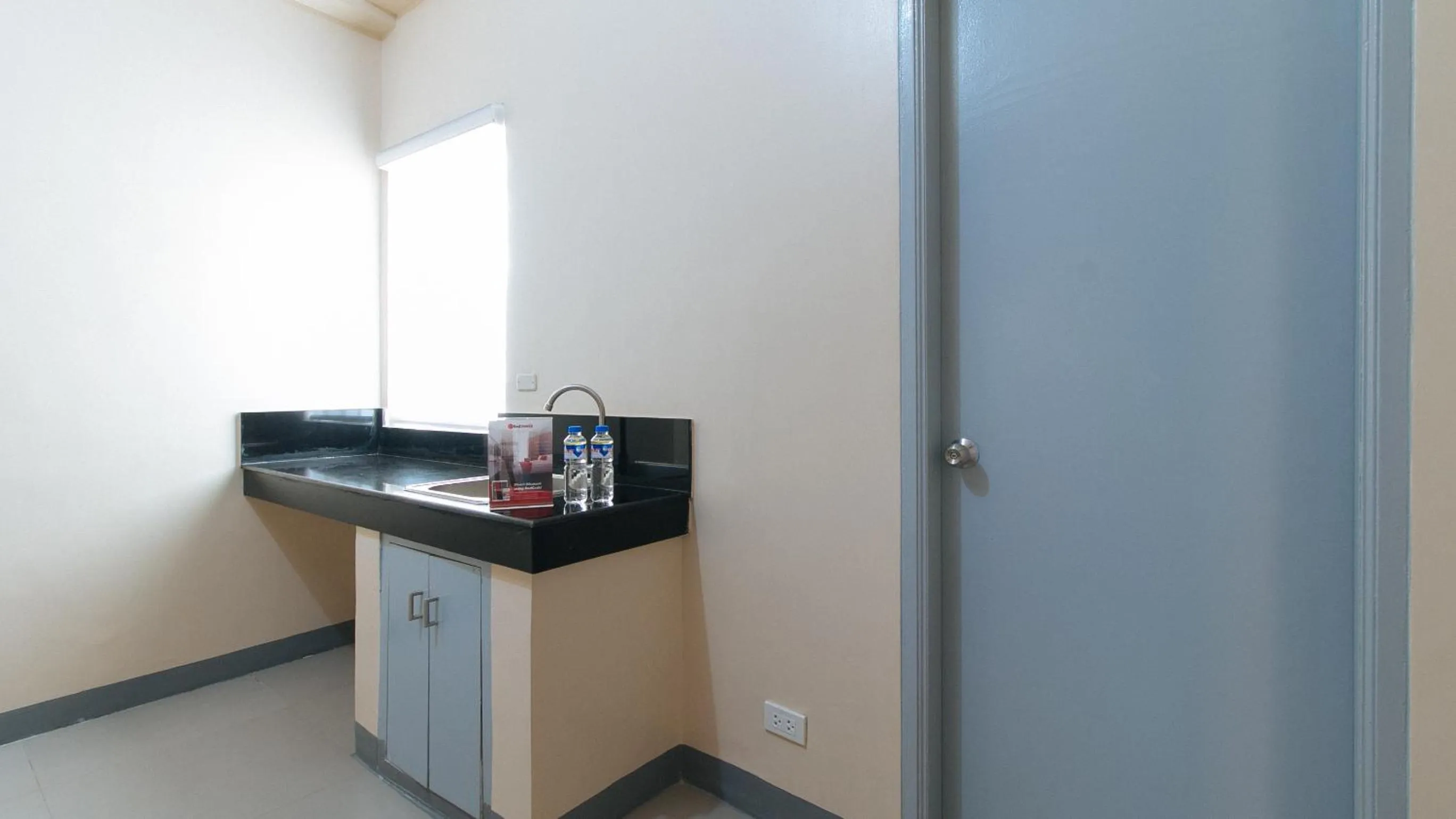 Kitchen or kitchenette in RedDoorz Plus @ Torre De Manuel Residences 1
