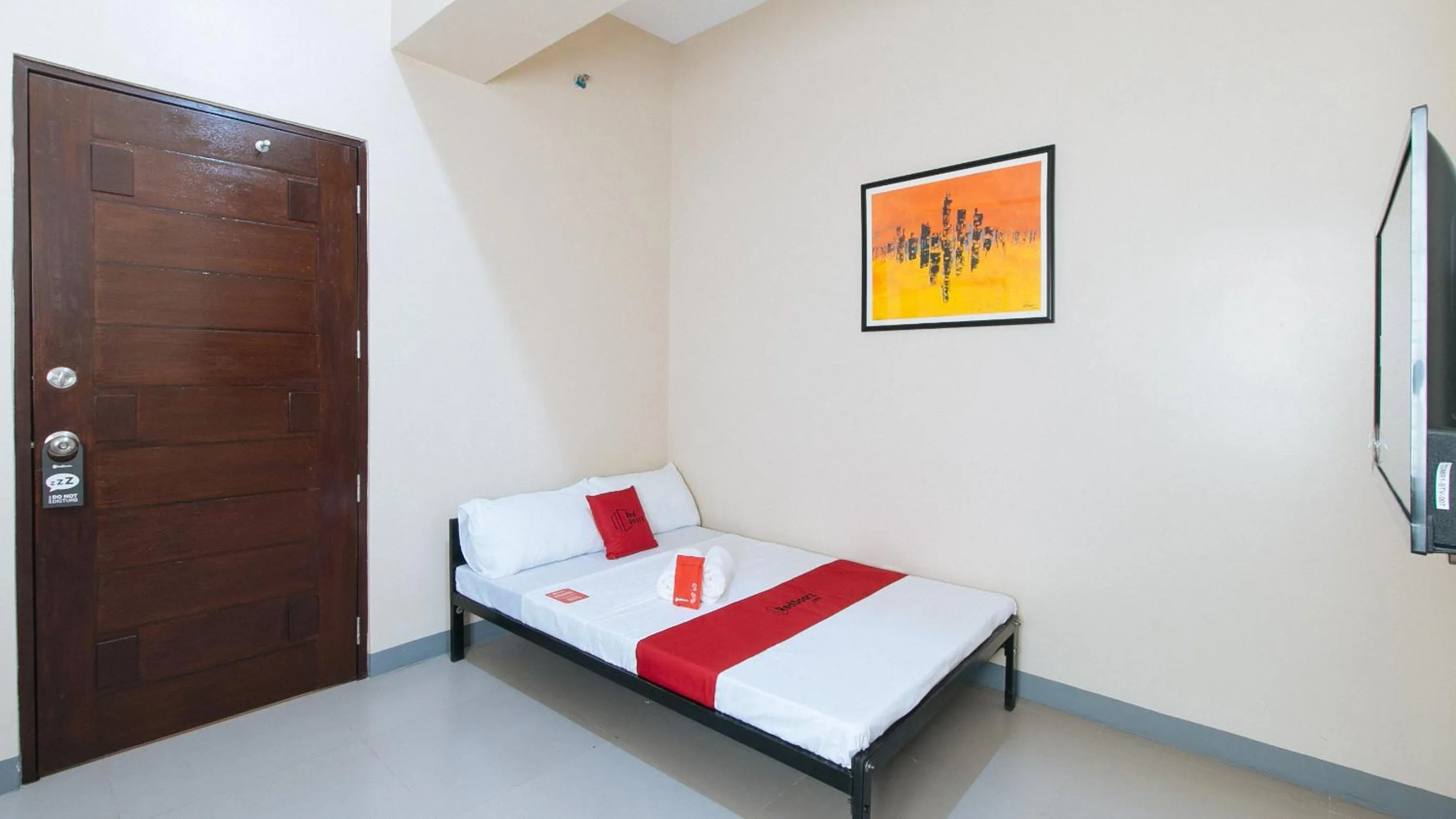 Bed in RedDoorz Plus @ Torre De Manuel Residences 1
