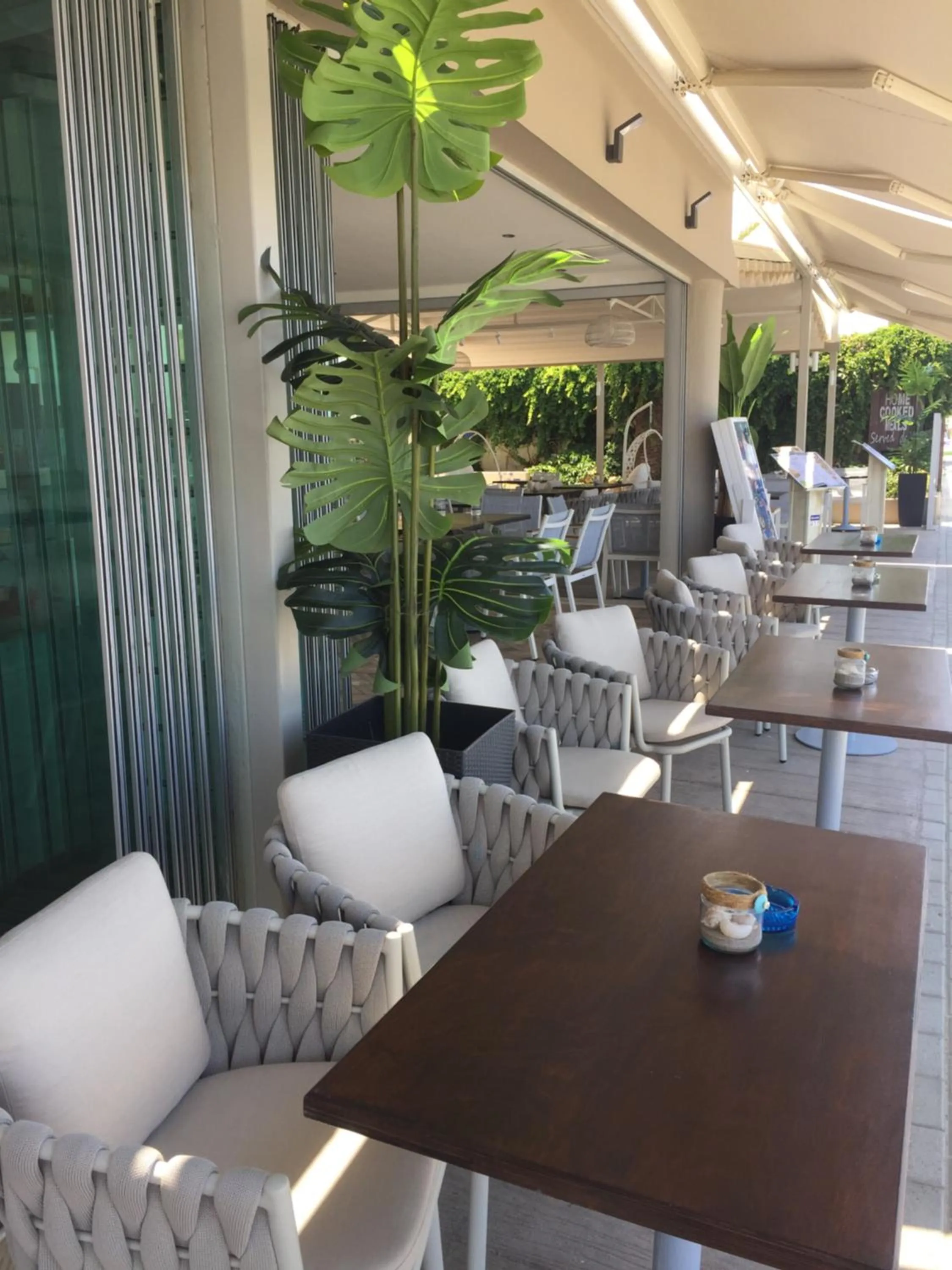 Restaurant/places to eat in Princess Irini Sea Front ApartHotel
