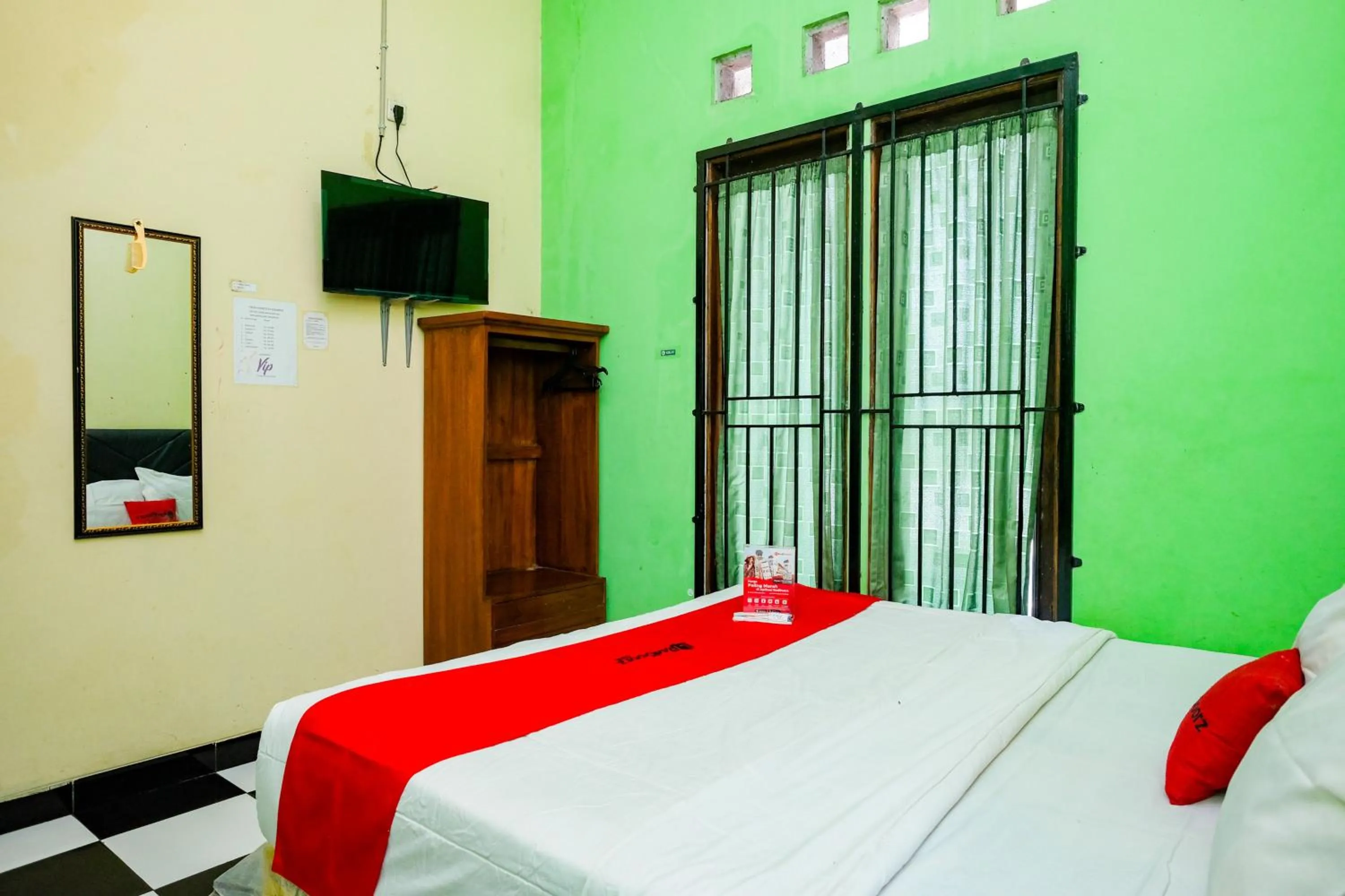 Bedroom, Bed in RedDoorz near RSUD Kebumen 2