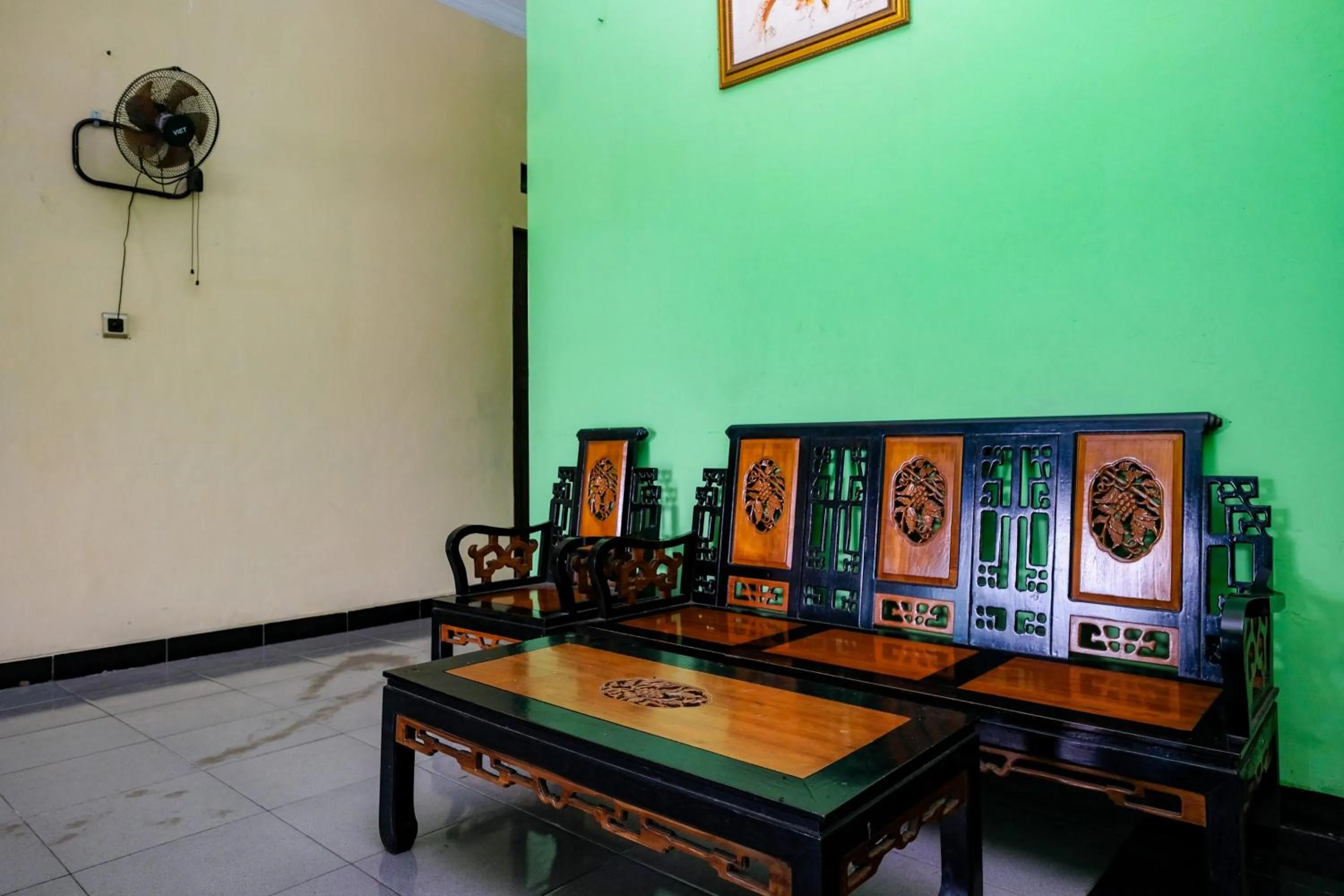 Seating area in RedDoorz near RSUD Kebumen 2