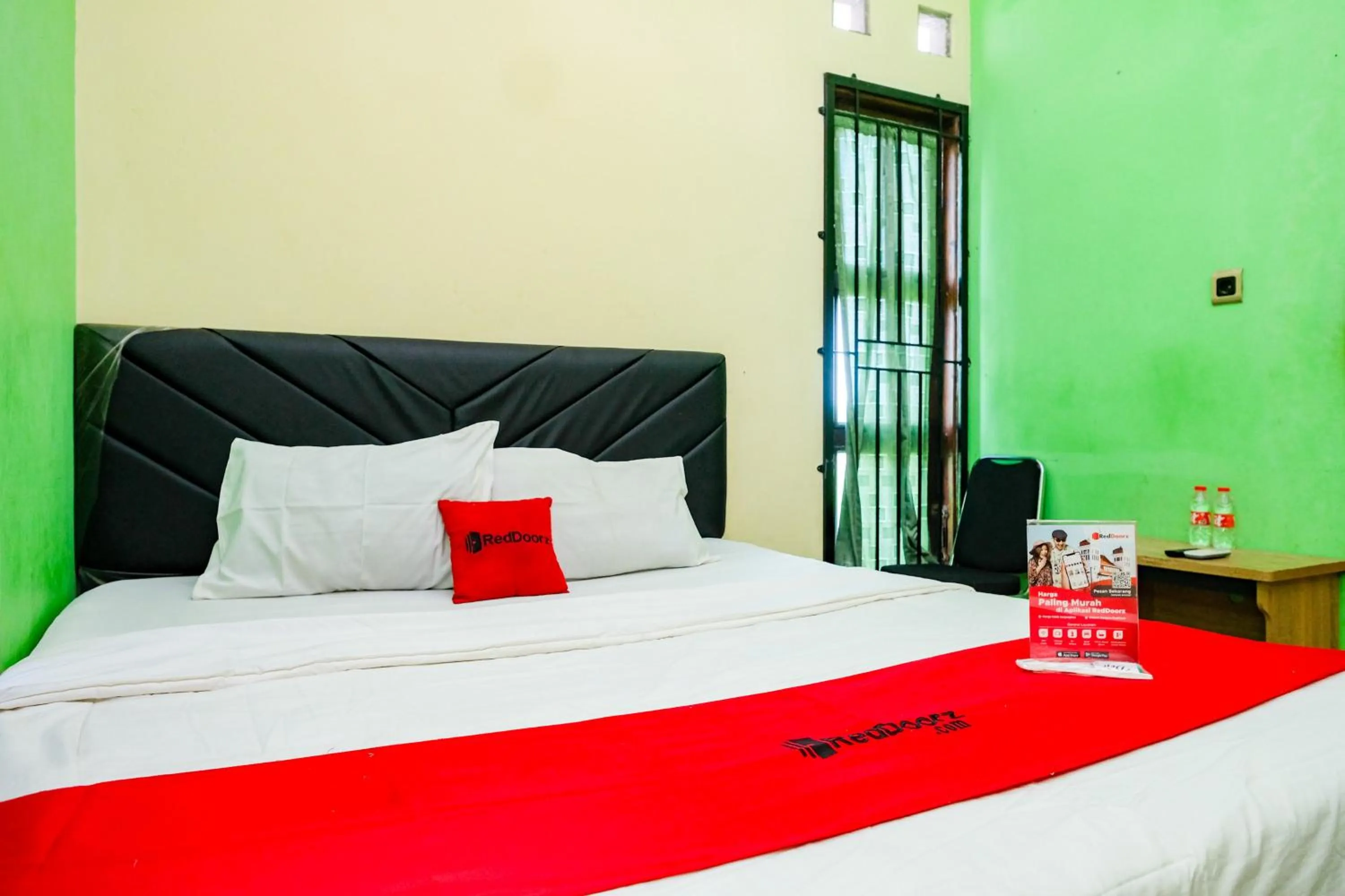 Bedroom, Bed in RedDoorz near RSUD Kebumen 2