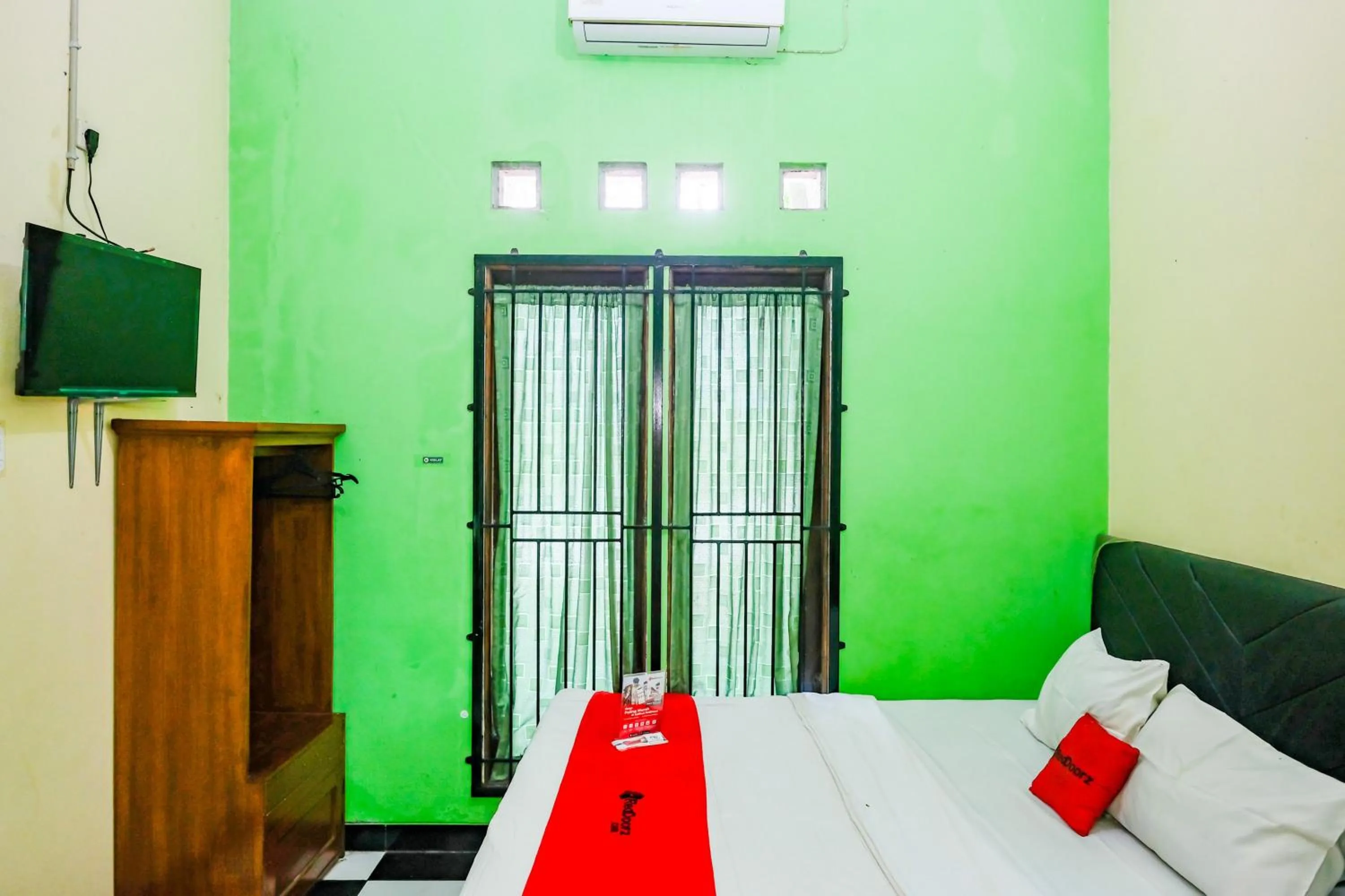 Bedroom, Bed in RedDoorz near RSUD Kebumen 2
