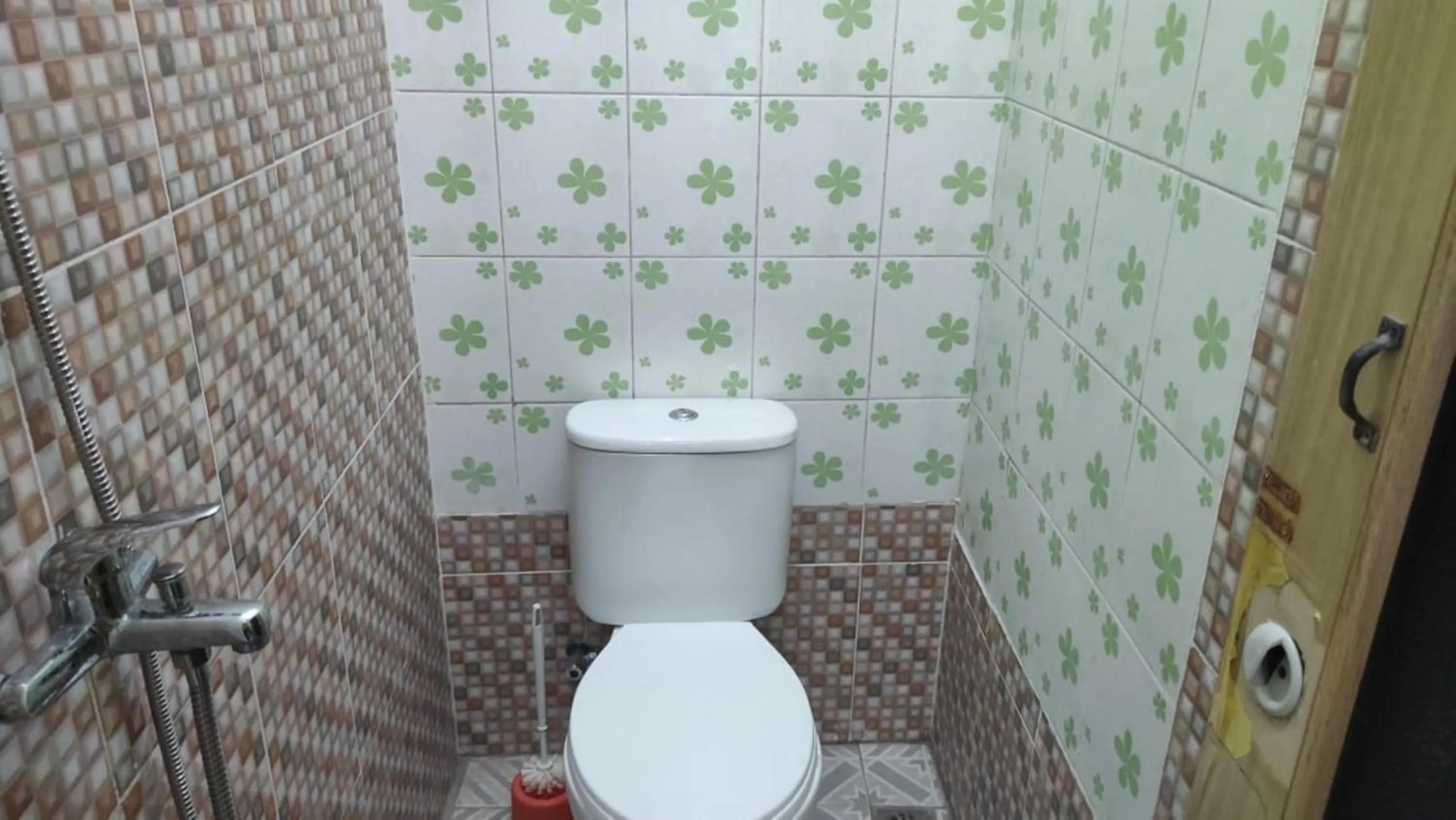 Bathroom in RedDoorz near RSUD Kebumen 2