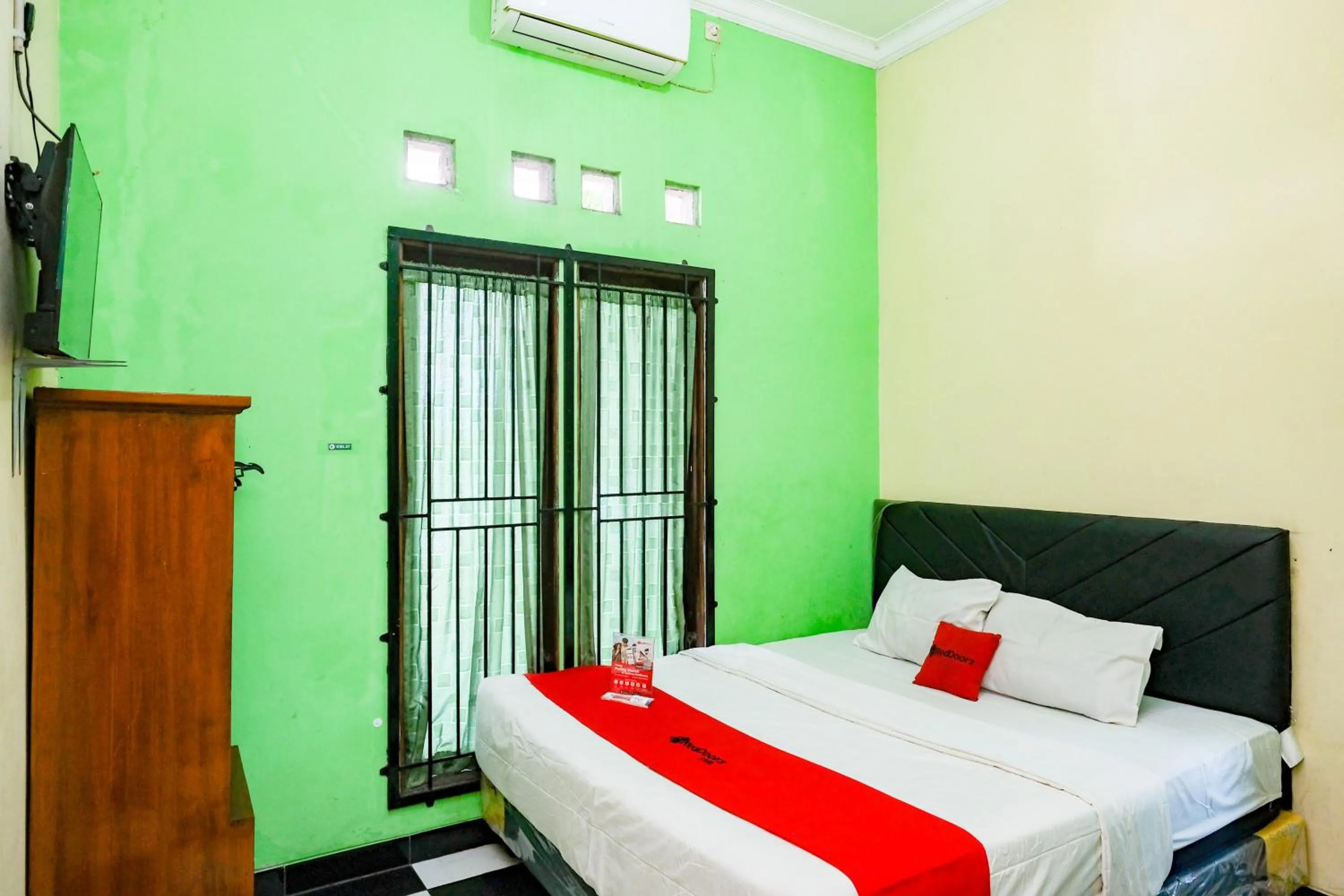 Bedroom, Bed in RedDoorz near RSUD Kebumen 2