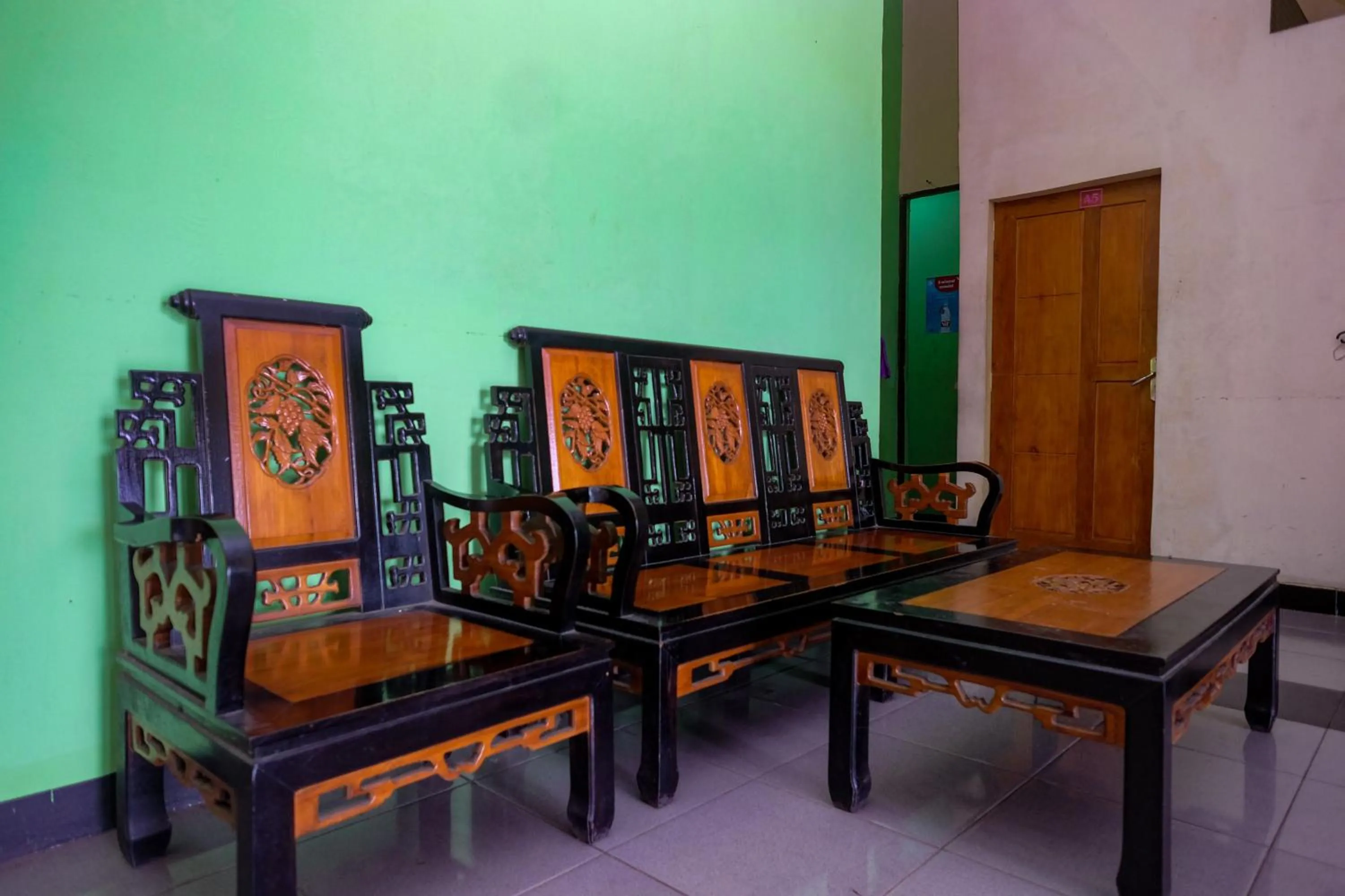 Seating area in RedDoorz near RSUD Kebumen 2