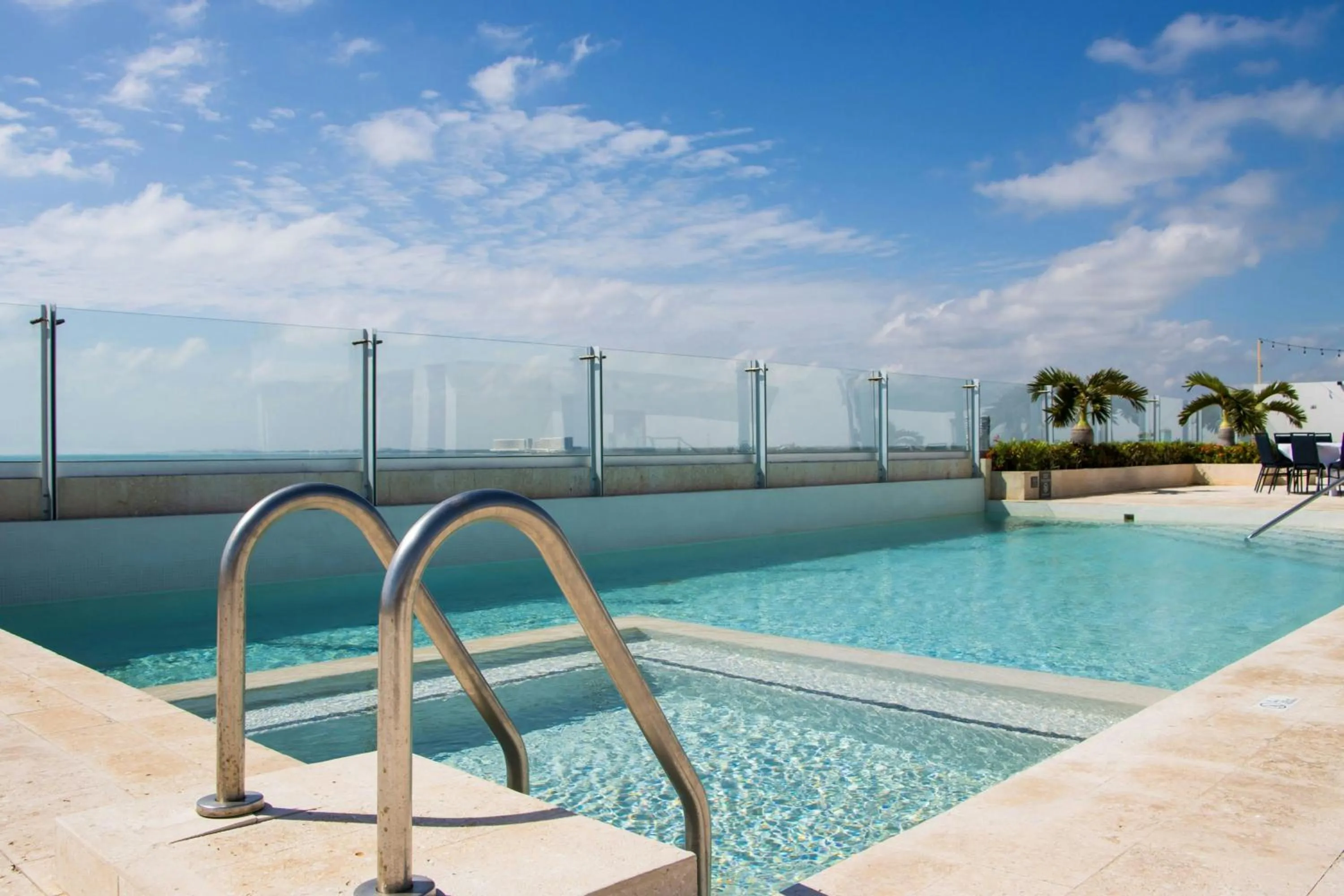 Swimming pool in Residence Inn by Marriott Cancun Hotel Zone