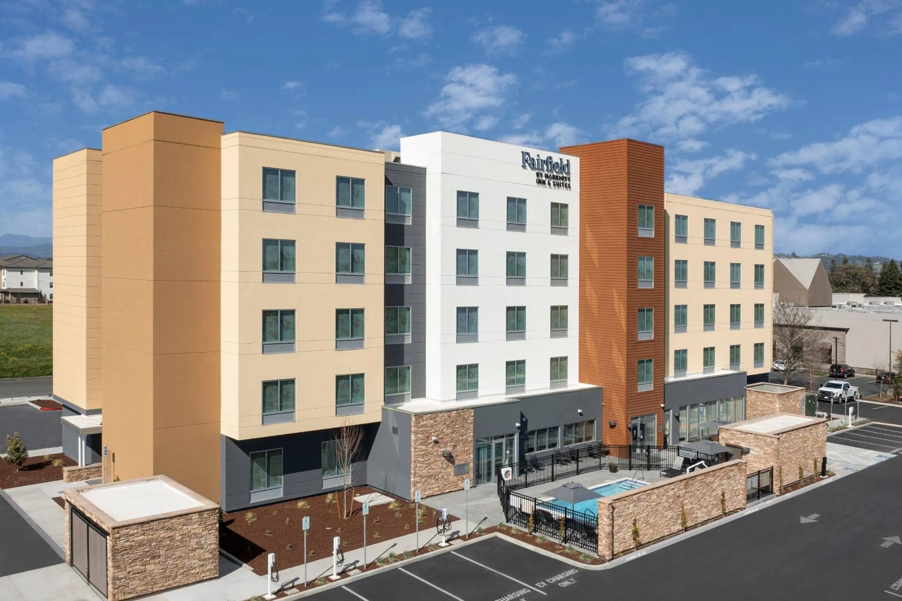 Property building in Fairfield Inn & Suites by Marriott Santa Rosa Rohnert Park