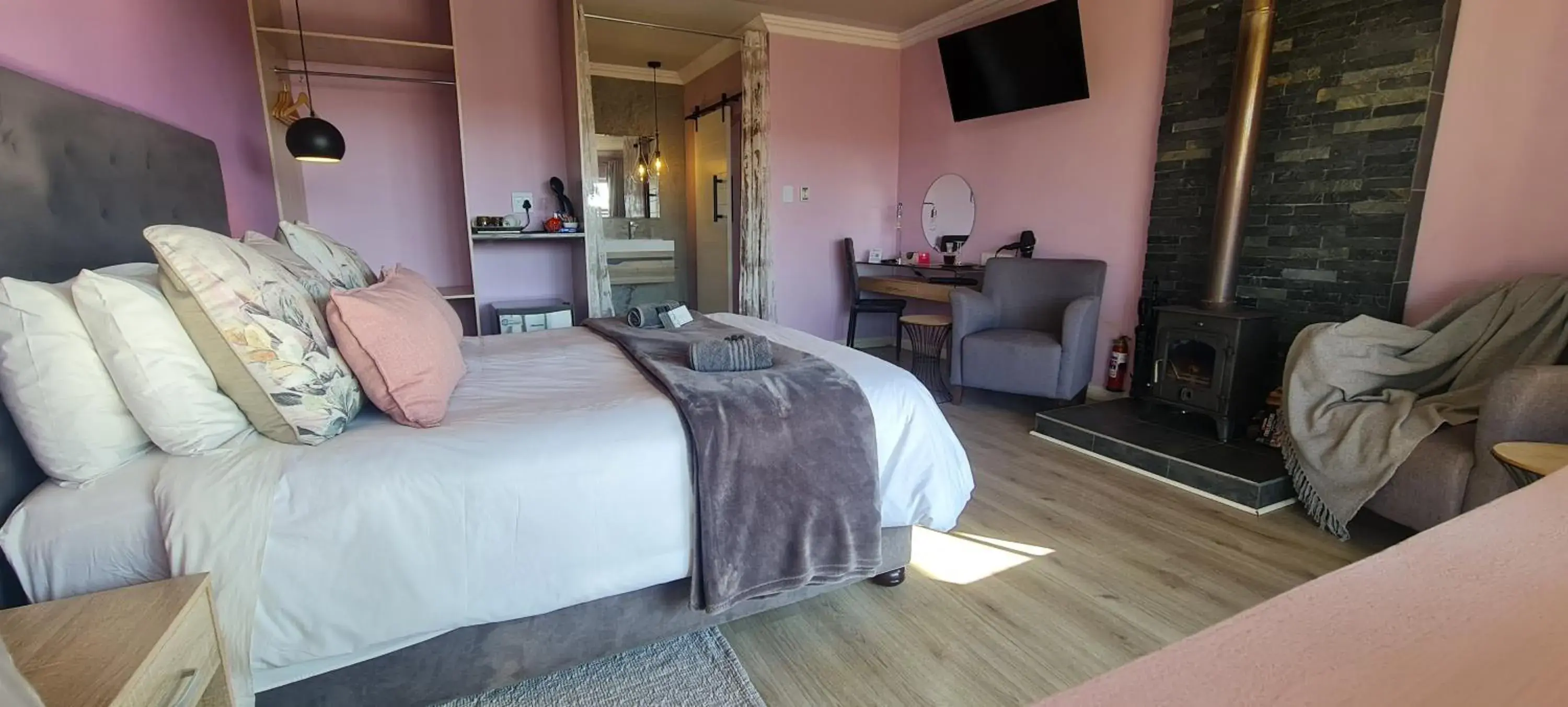 Queen Room with Garden View in Mosswood Bed & Breakfast Queen Room with Garden View in Mosswood Bed & Breakfast