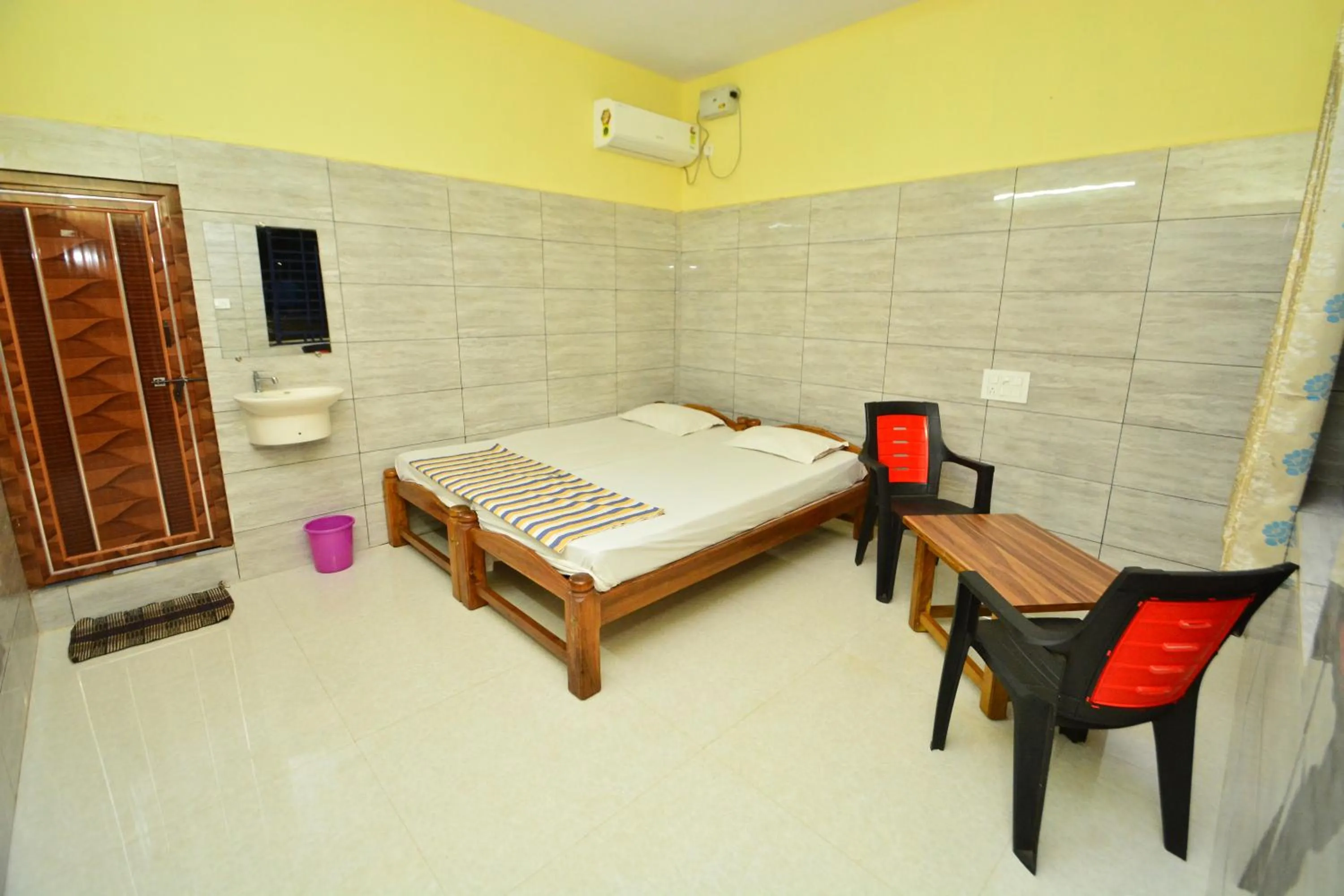 Bed in Aryan residency