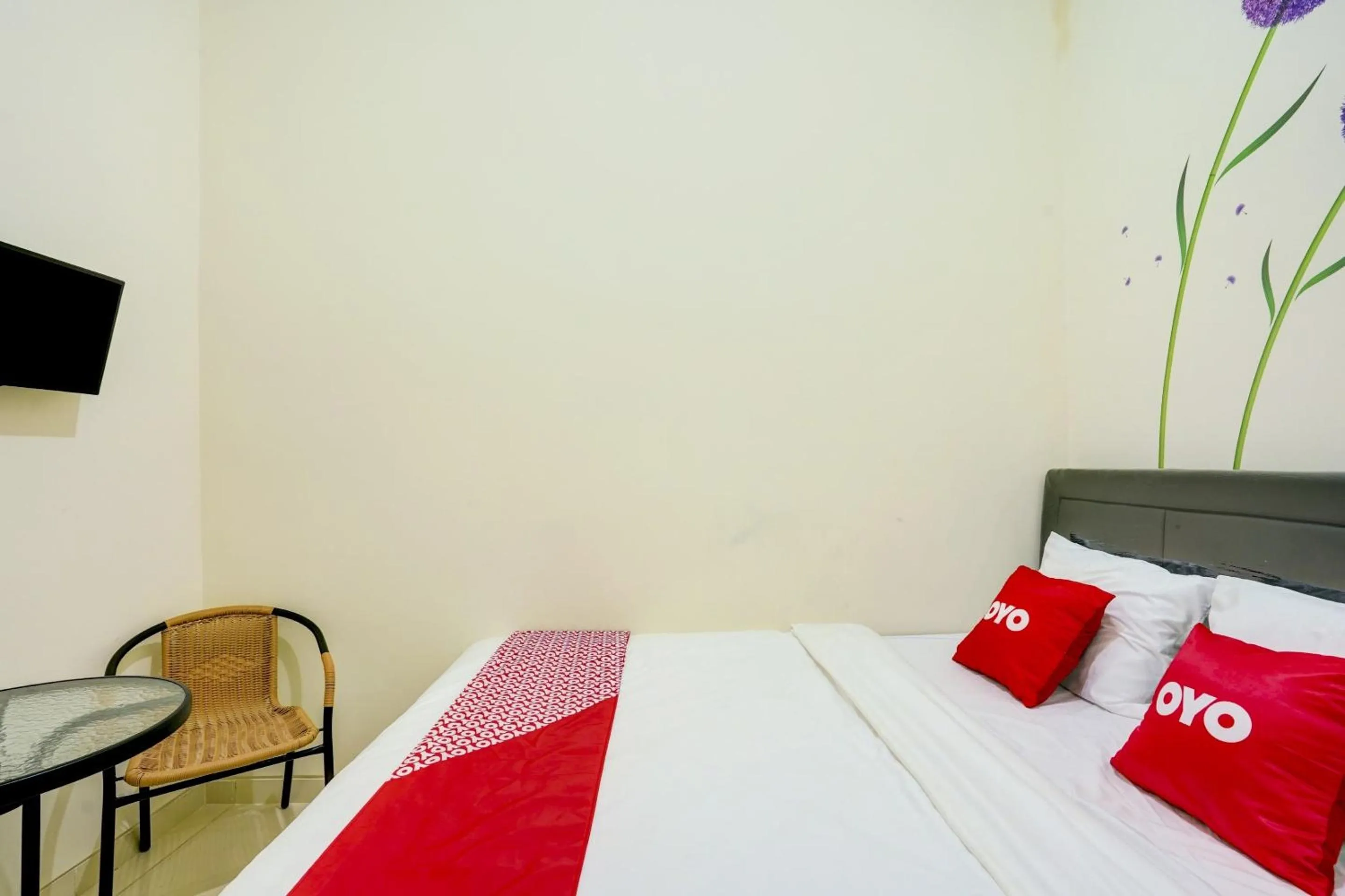 Bedroom, Bed in Capital O Inn App Tenggilis