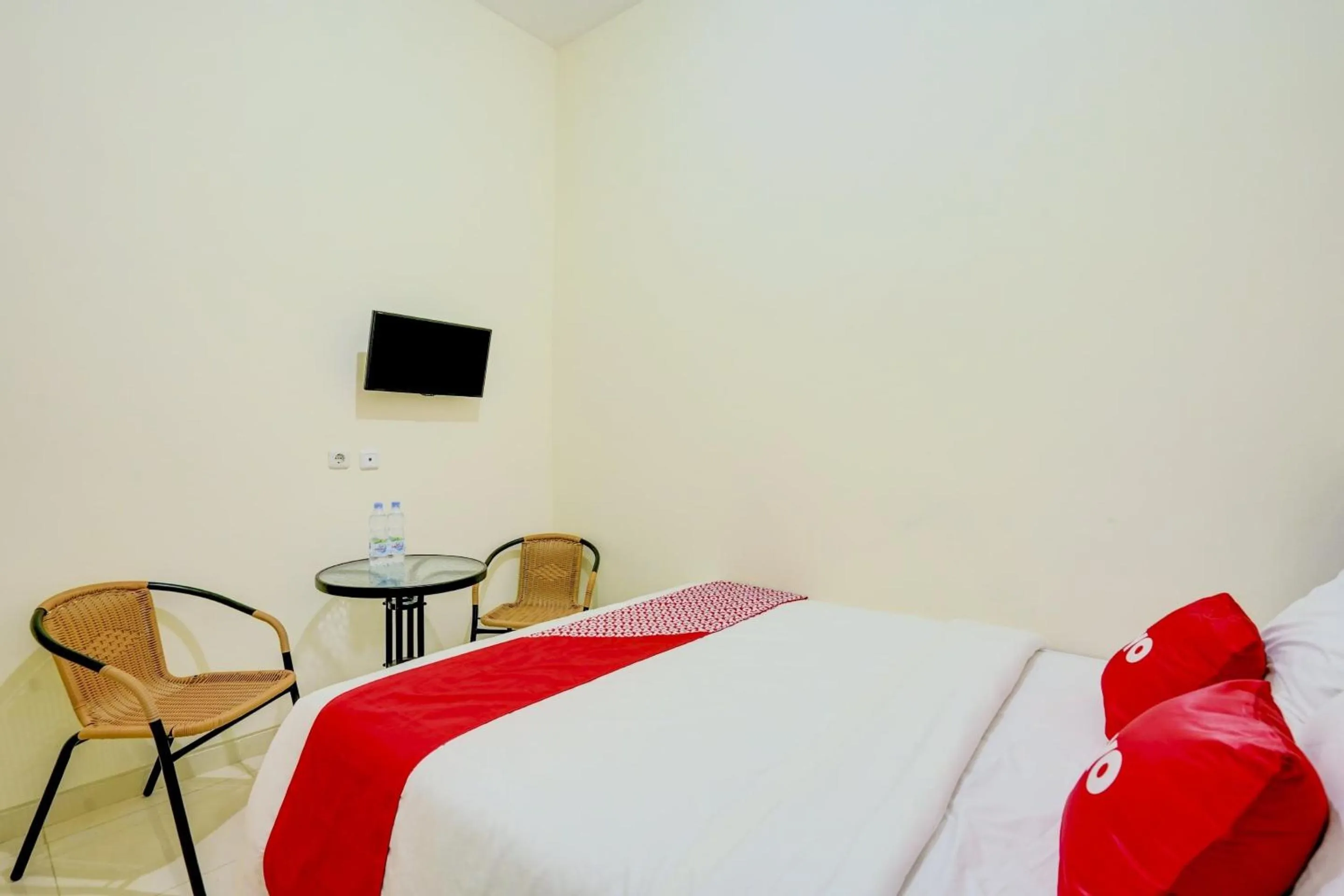 Bedroom, Bed in Capital O Inn App Tenggilis