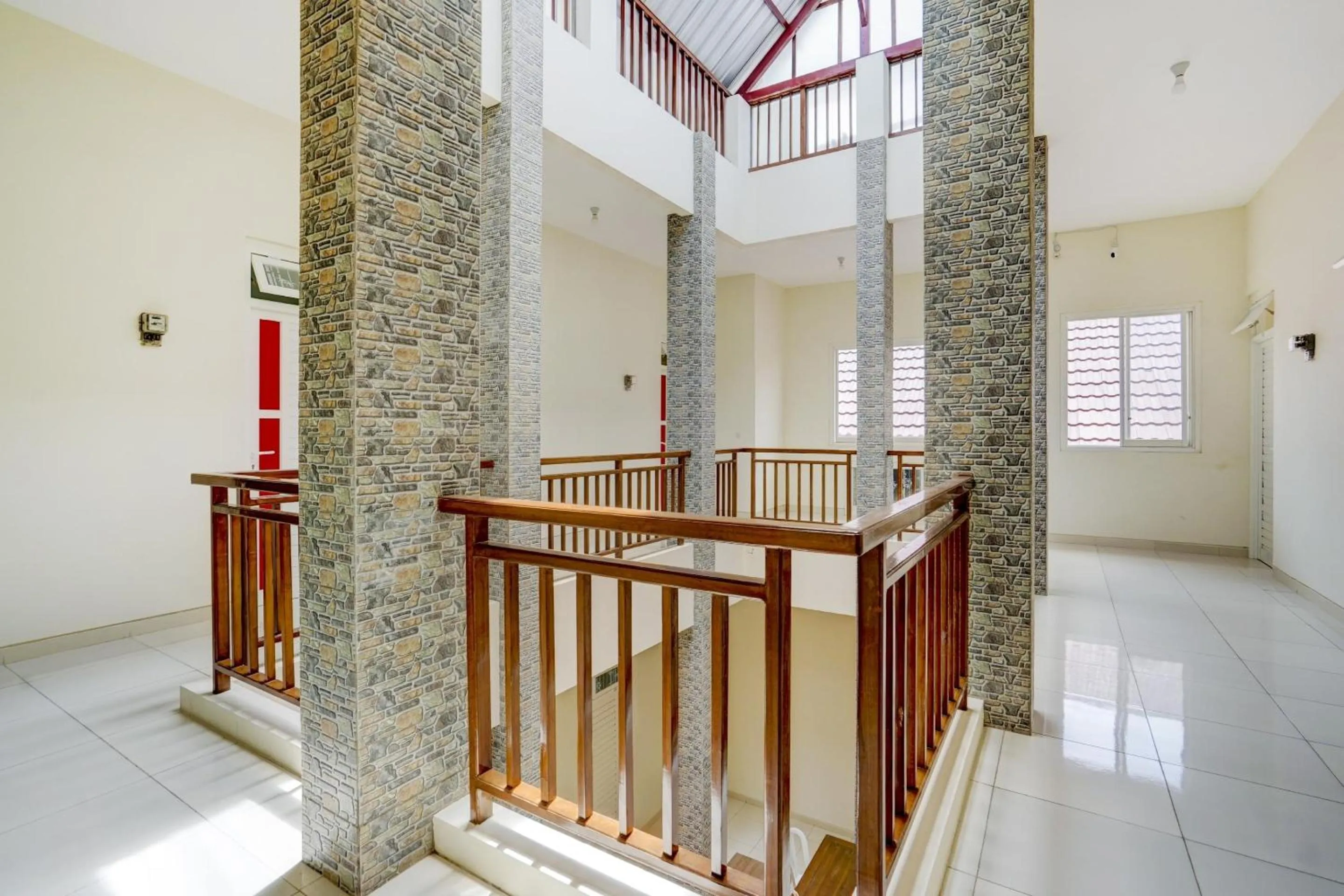 Lobby or reception in Capital O Inn App Tenggilis