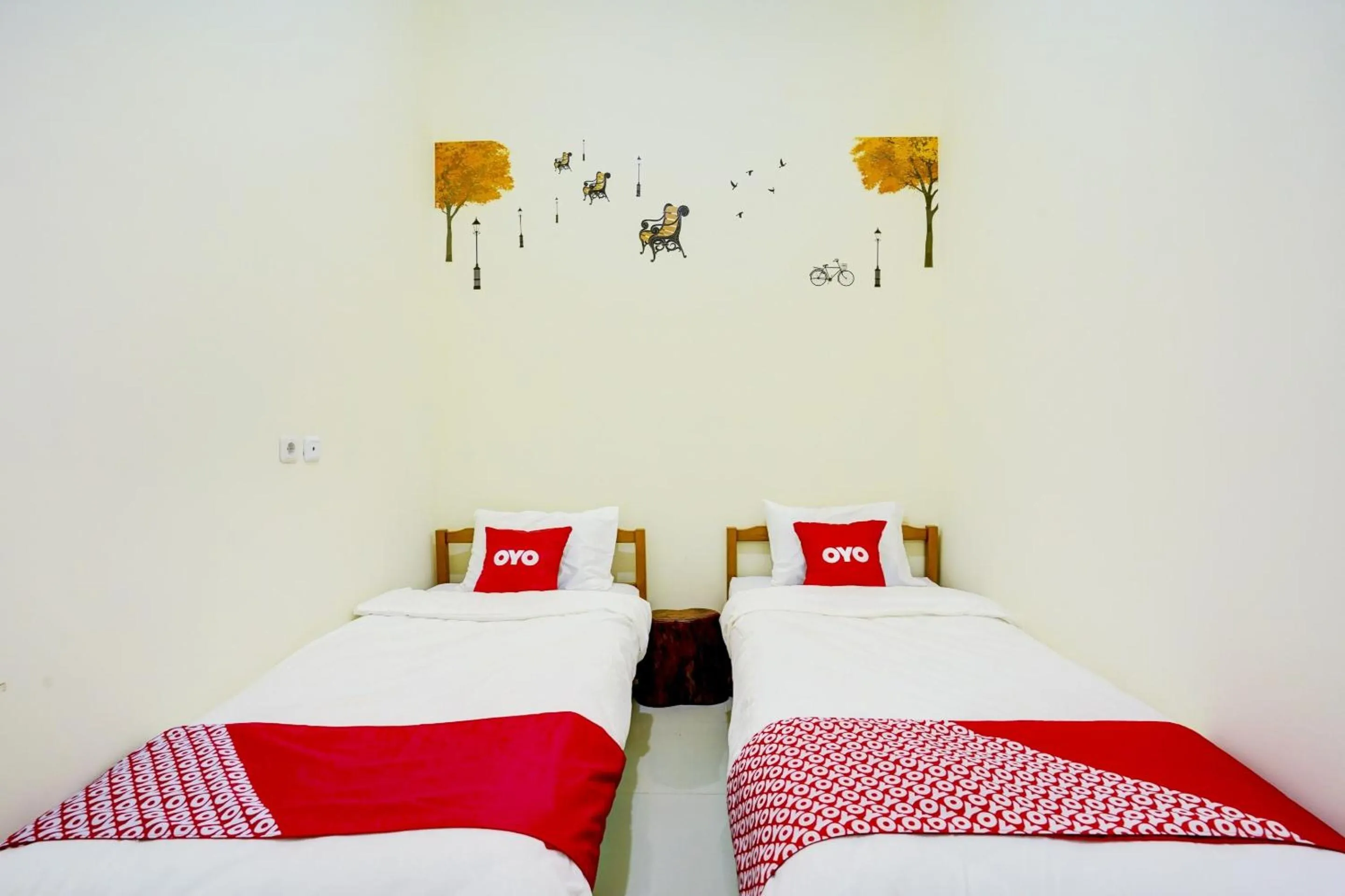 Bedroom, Bed in Capital O Inn App Tenggilis