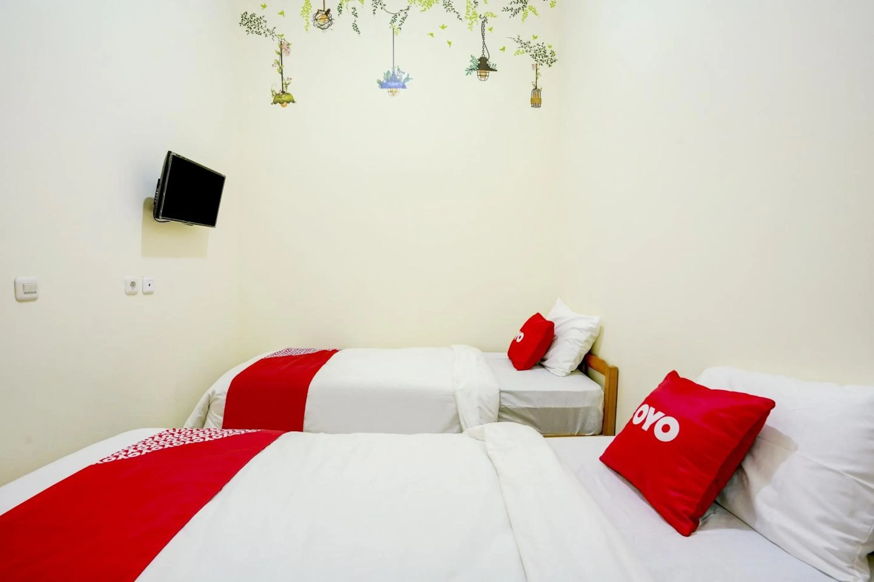 Bedroom, Bed in Capital O Inn App Tenggilis