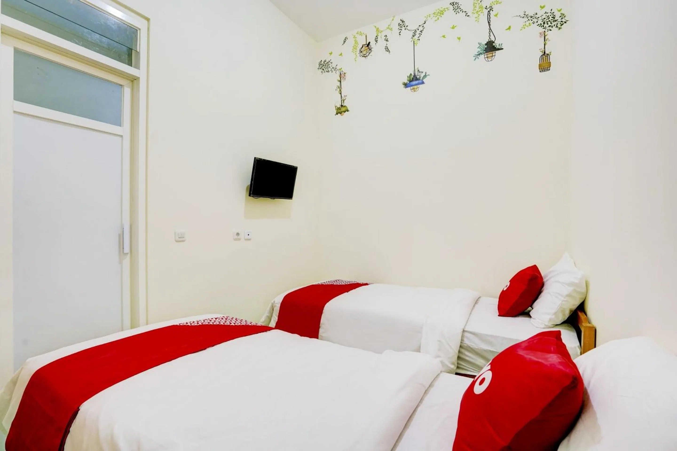 Bedroom, Bed in Capital O Inn App Tenggilis