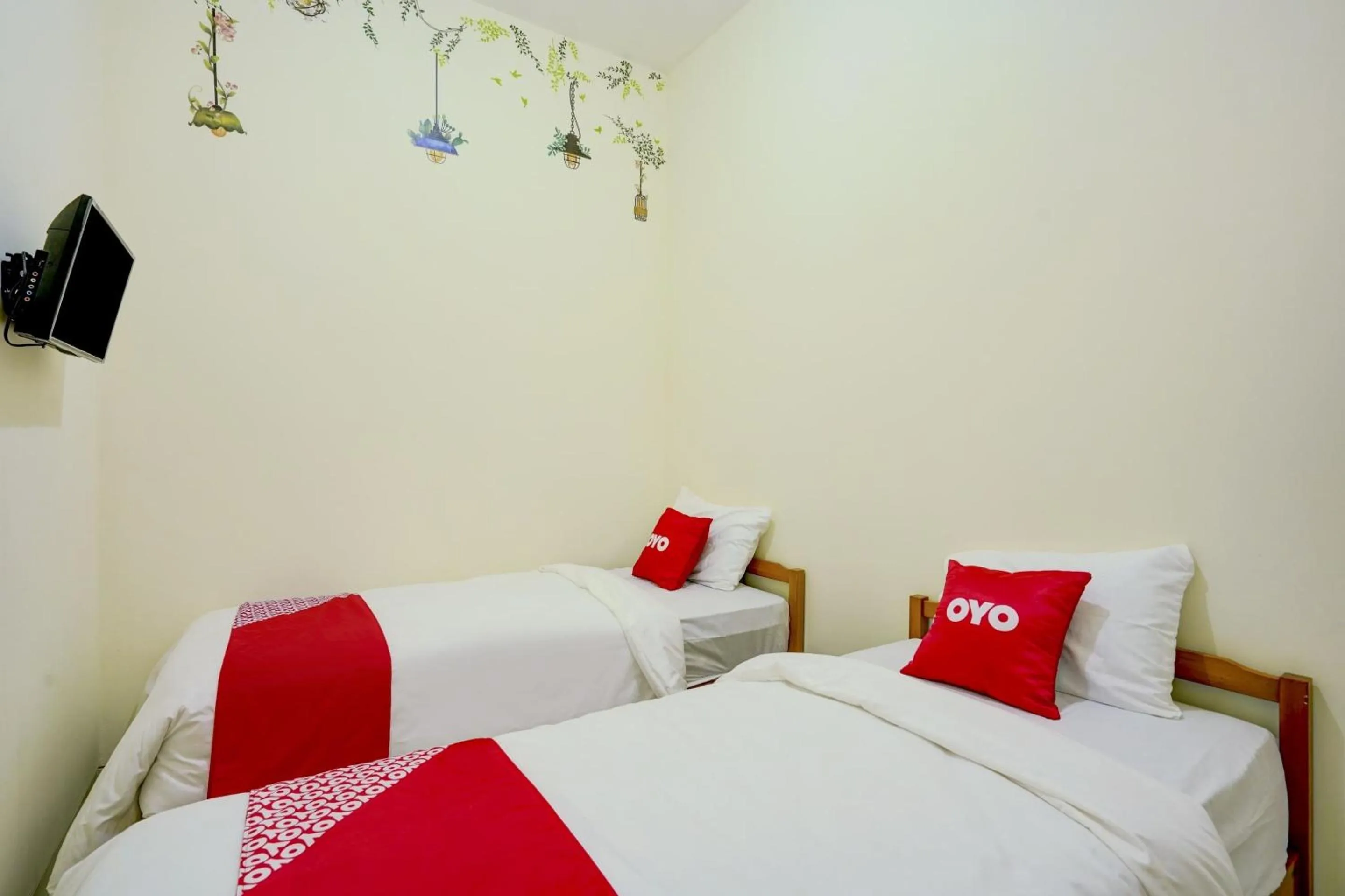 Bedroom, Bed in Capital O Inn App Tenggilis