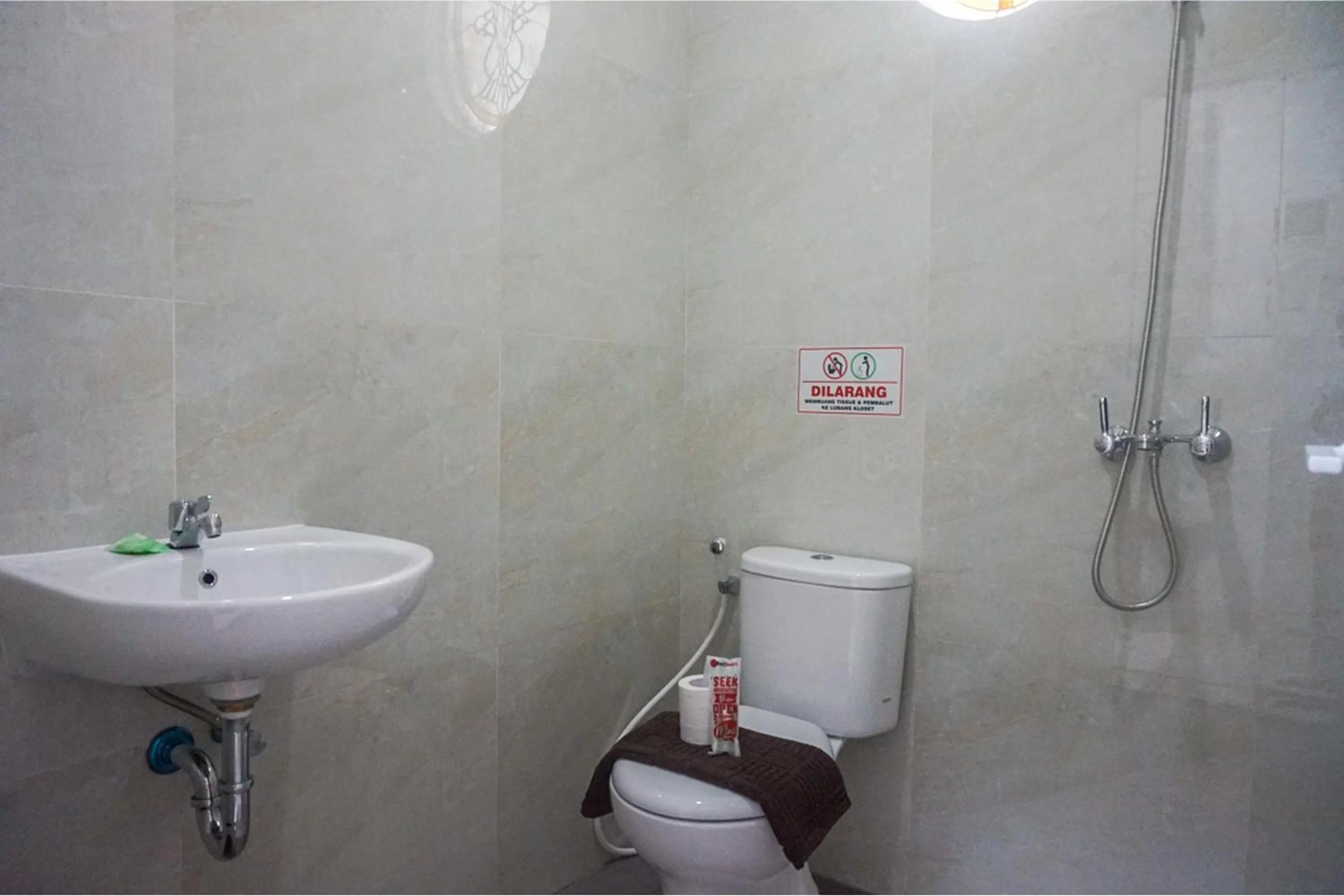 RedDoorz near Araya Family Club House