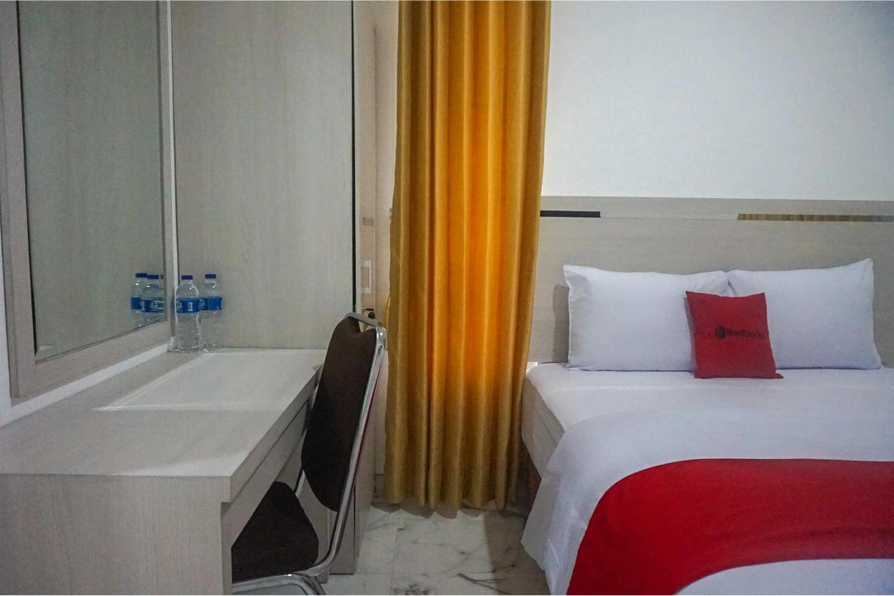 Bed in RedDoorz near Araya Family Club House