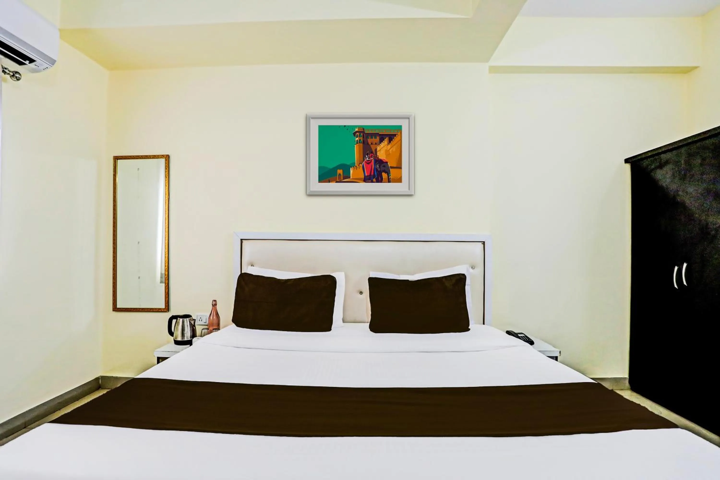 Bedroom, Bed in Super Hotel O Hyderabad Gate IIT BHU