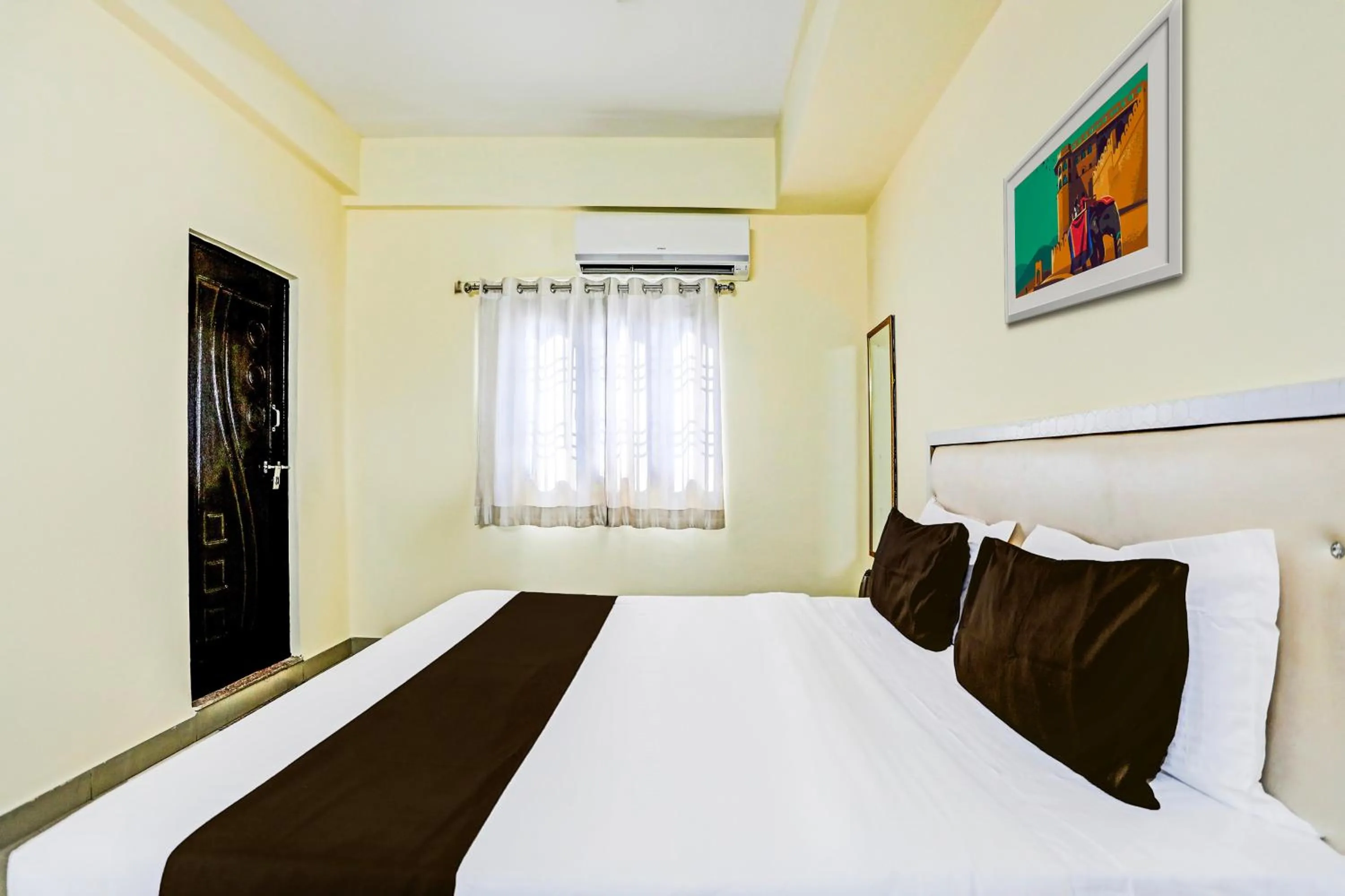 Bedroom, Bed in Super Hotel O Hyderabad Gate IIT BHU