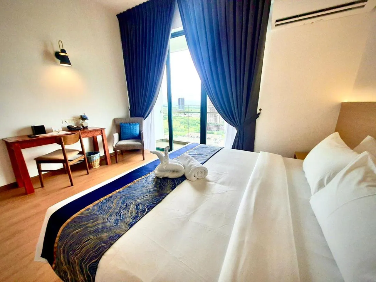 View (from property/room), Bed in Swan Garden Resort Hotel