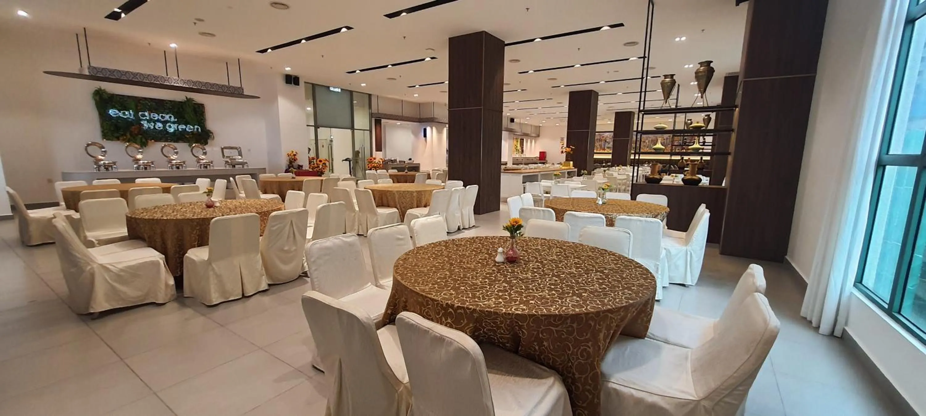 Food and drinks in Swan Garden Resort Hotel