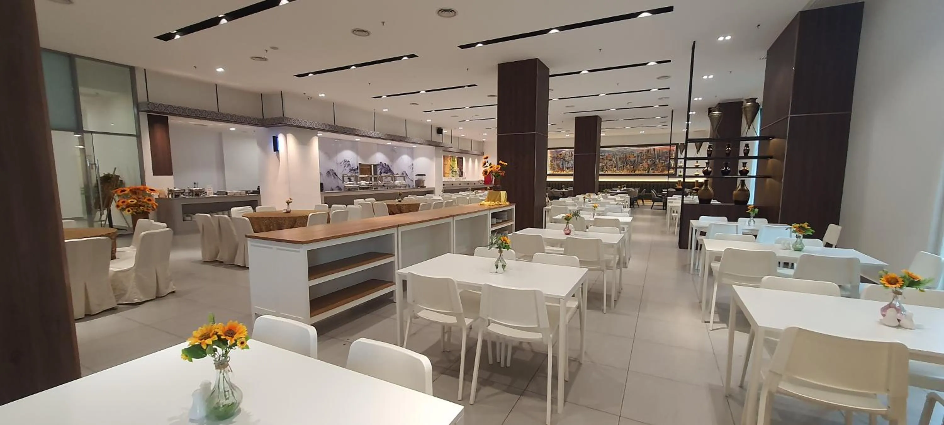 Food and drinks in Swan Garden Resort Hotel